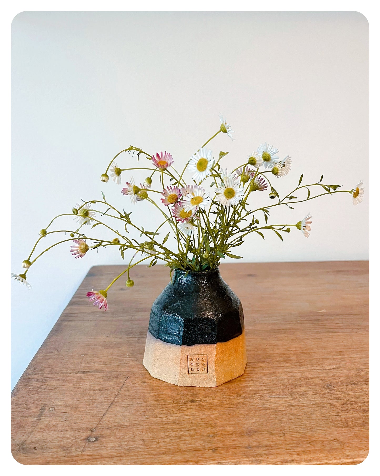 Mini vase en grès roux et émail noir