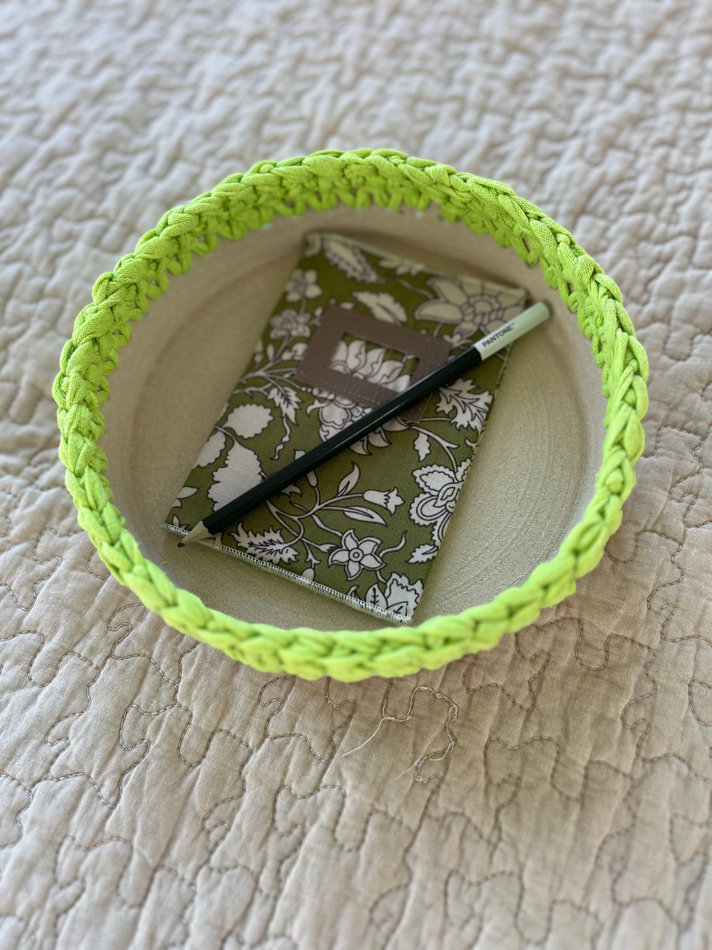 Plat en grès crème avec bordure crochetée jaune fluo ø20cm