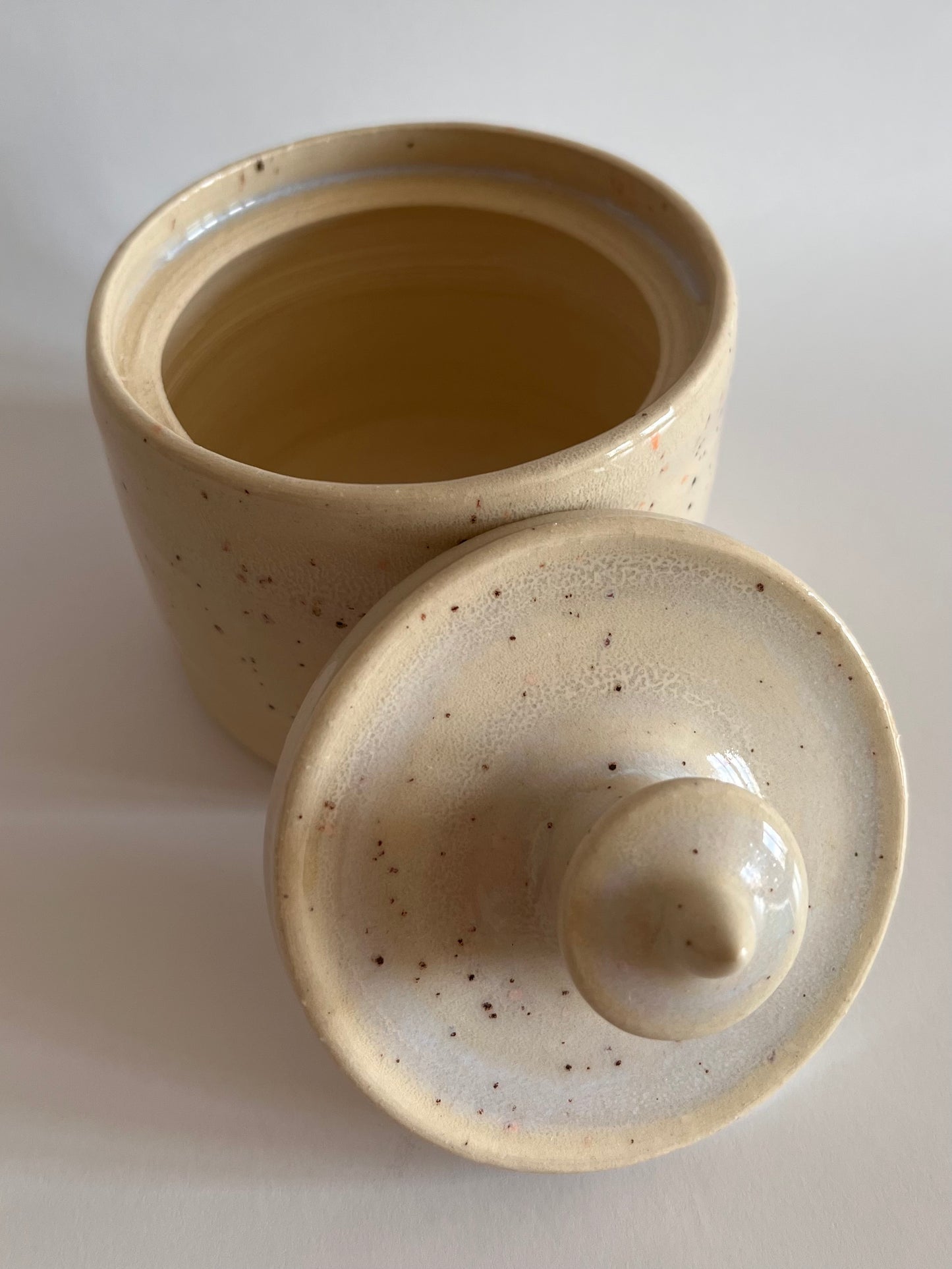 Pot en grès blanc émail moucheté