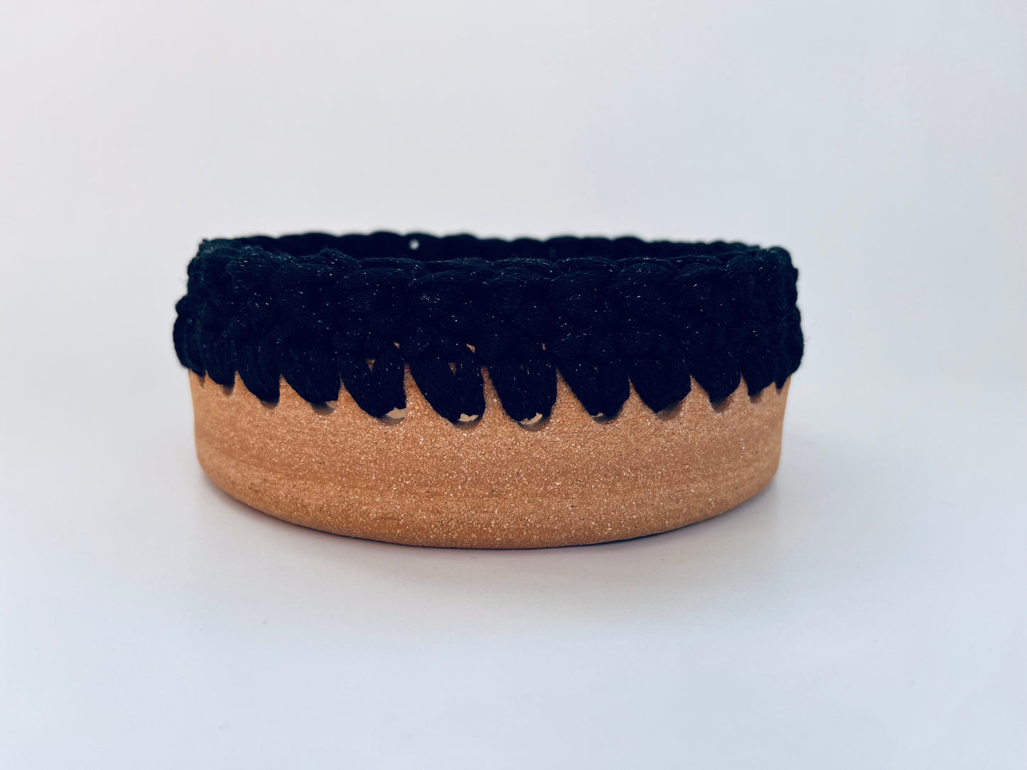 Plat en grès roux avec bordure crochetée noire/lurex noir ø16,5cm