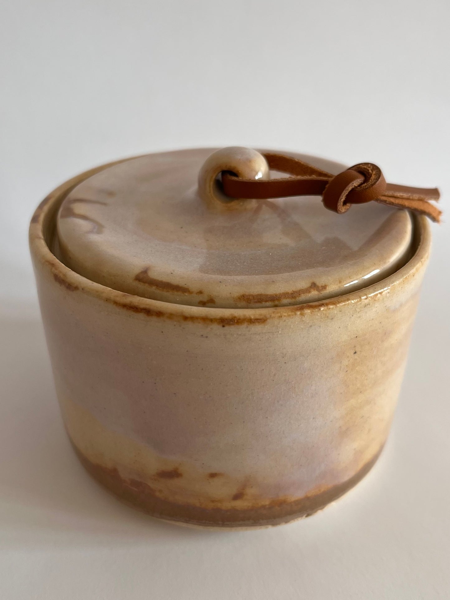 Pot en grès blanc émail effet marbré