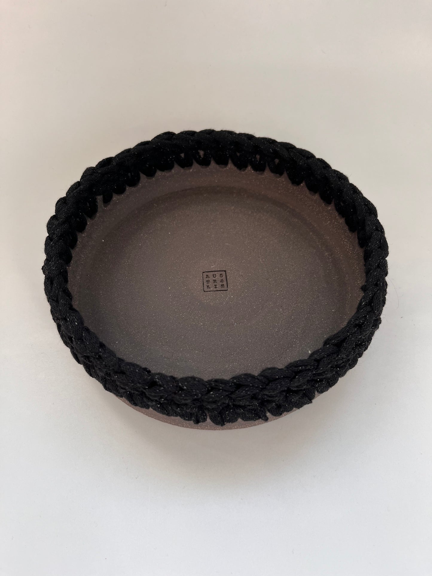 Plat en grès noir avec bordure crochetée noire lurex noir ø18,5cm