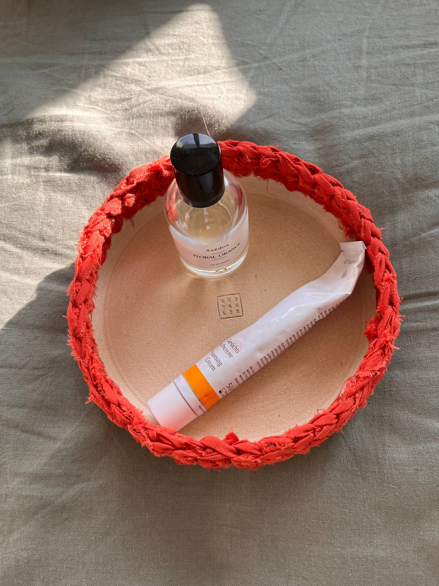 Plat en grès blanc avec bordure crochetée tissu orange terre cuite ø18cm