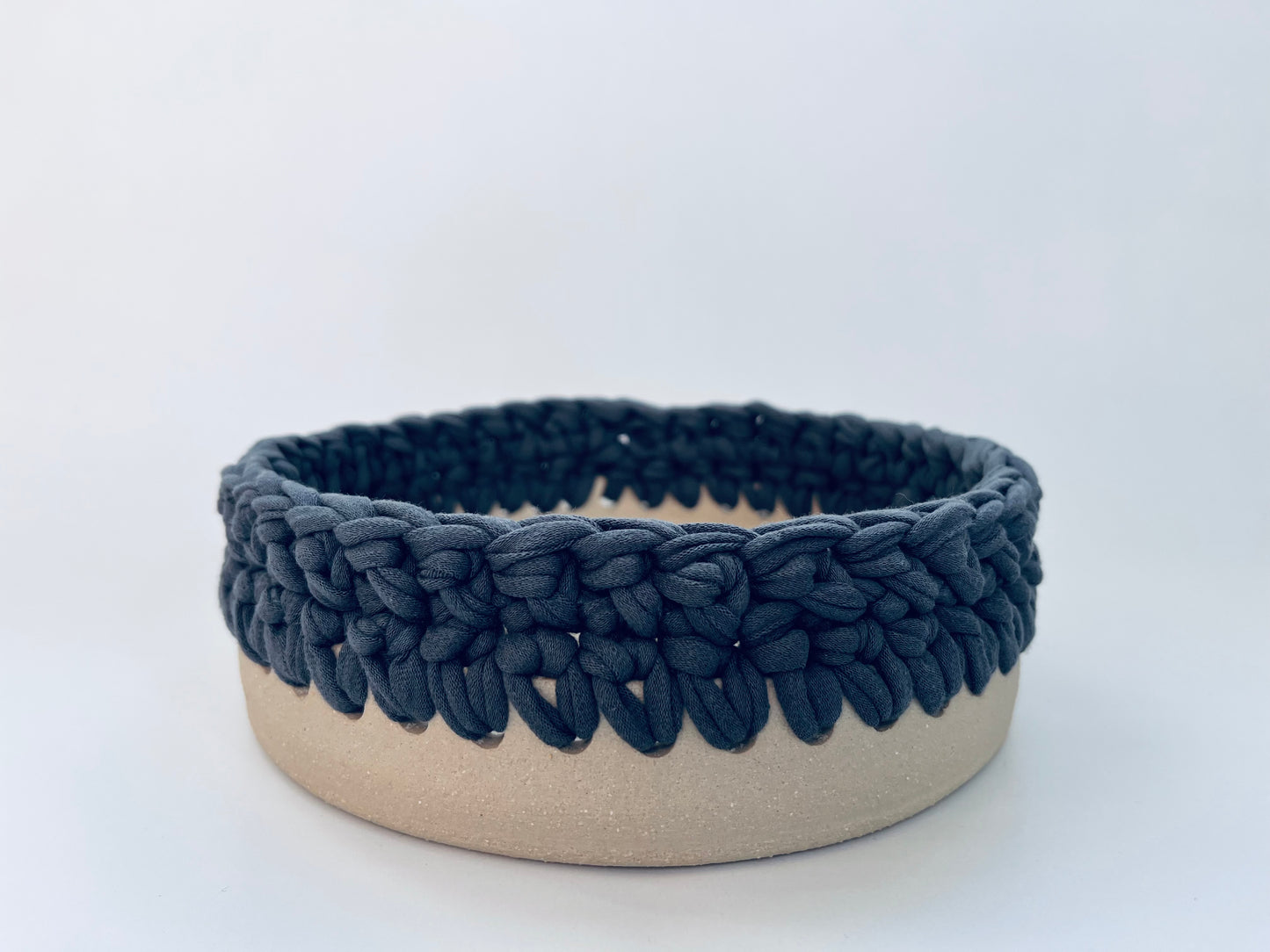 Plat en grès blanc avec bordure crochetée gris orage ø18,5cm