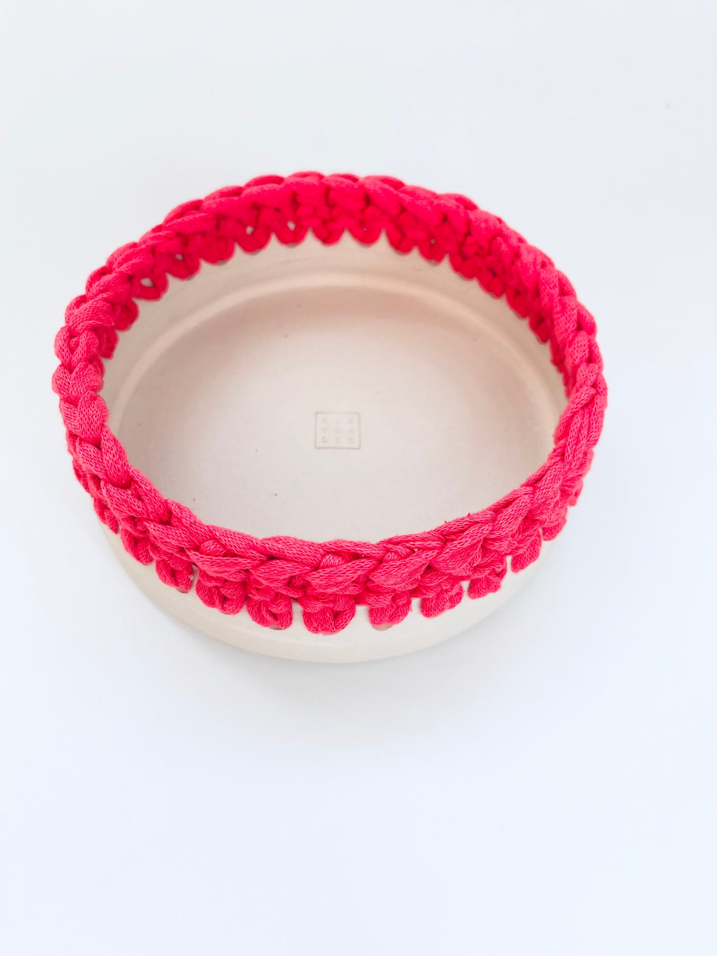Plat en grès blanc avec bordure crochetée rose fuchsia ø16cm