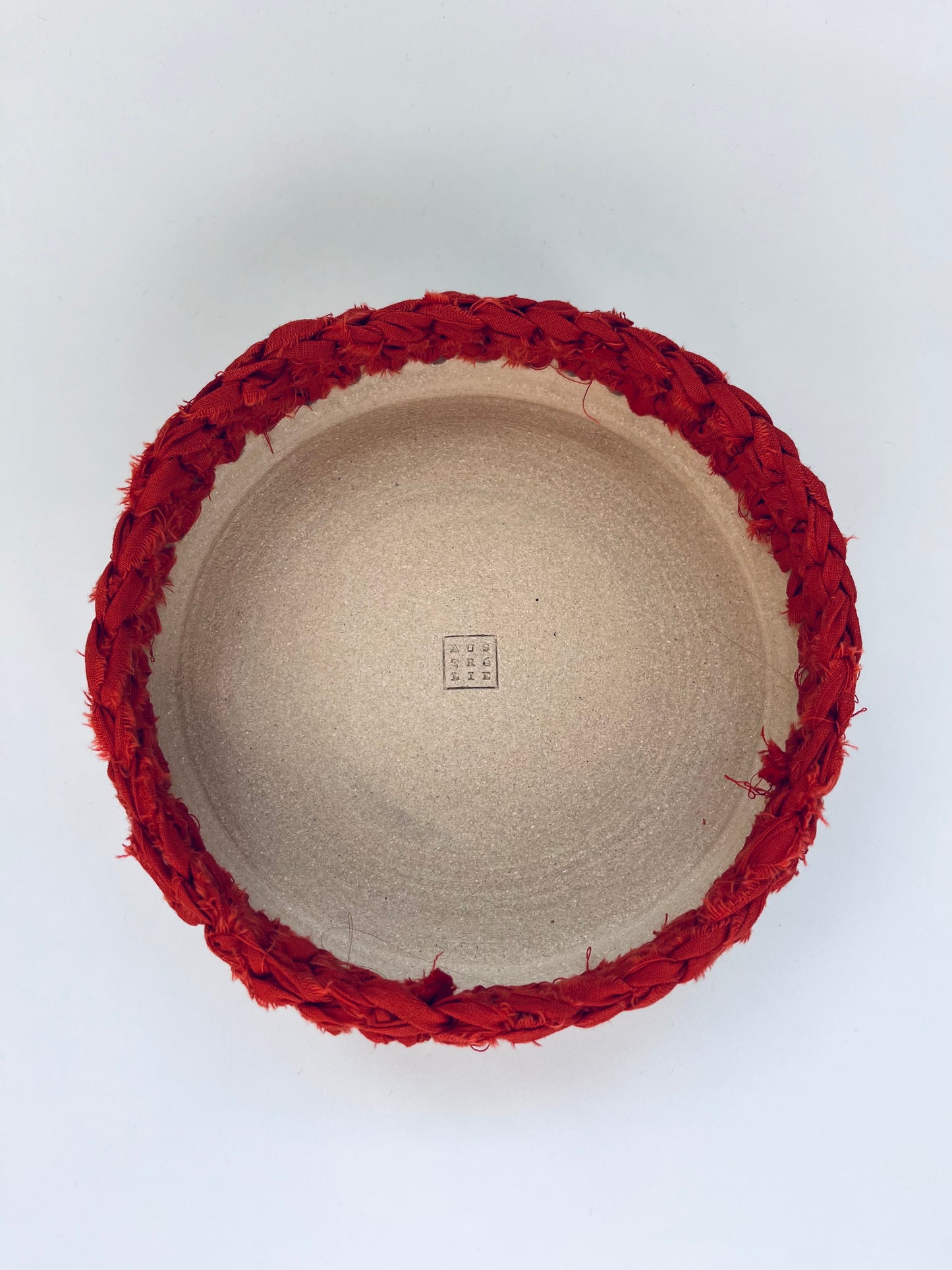 Plat en grès blanc avec bordure crochetée tissu orange terre cuite ø18cm