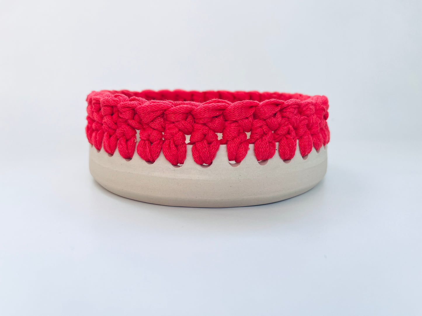 Plat en grès blanc avec bordure crochetée rose fuchsia ø16cm