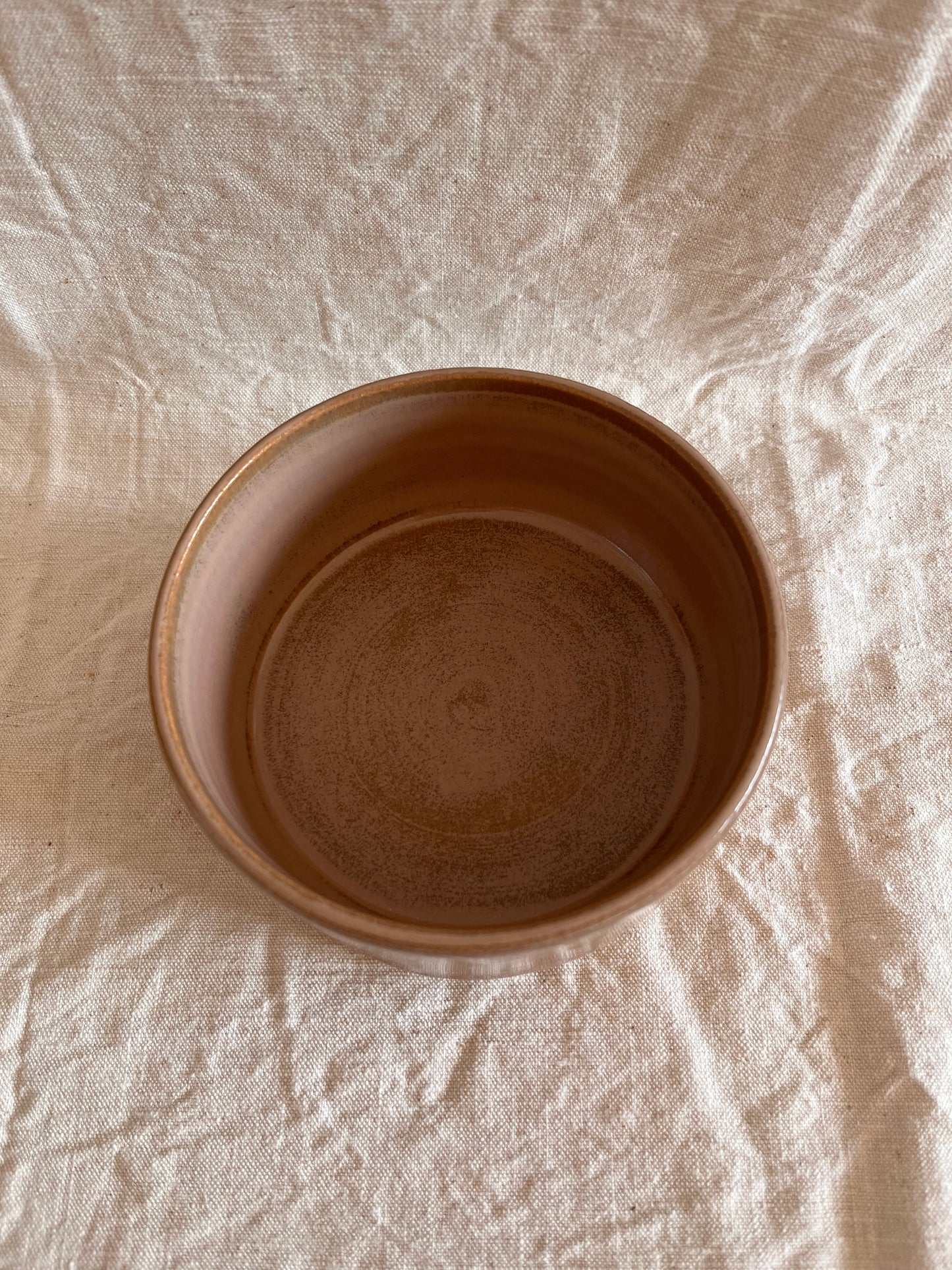 Saladier en grès blanc émail vieux rose