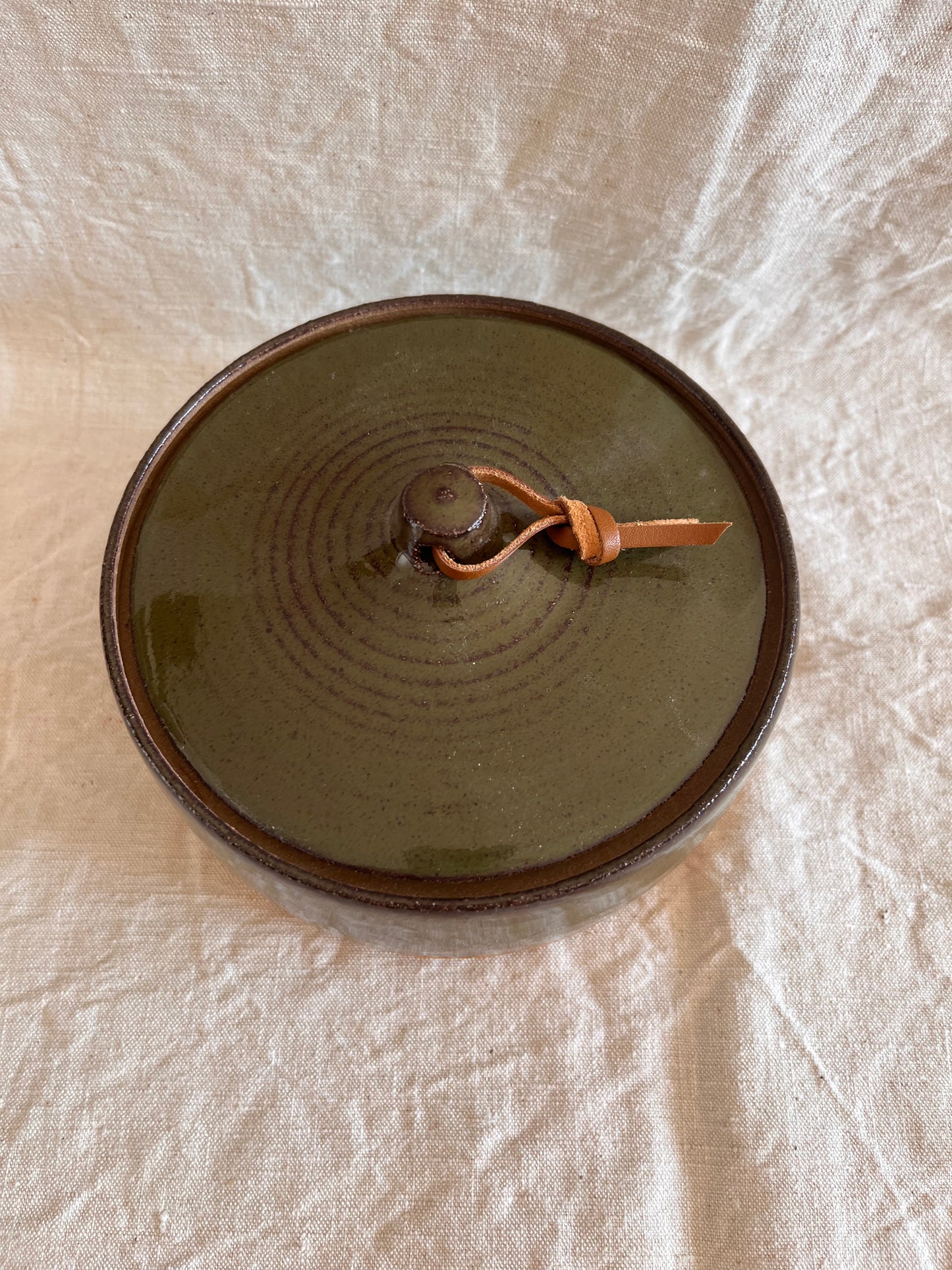 Pot en grès roux émail vert kaki et lien en cuir