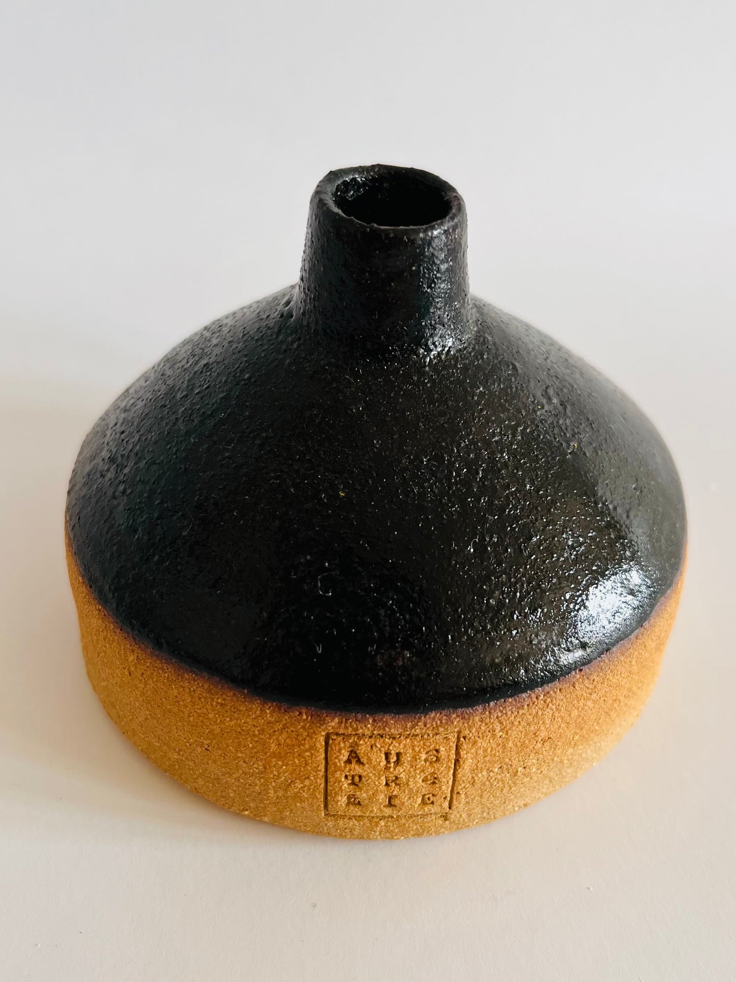 Mini vase en grès roux et émail noir
