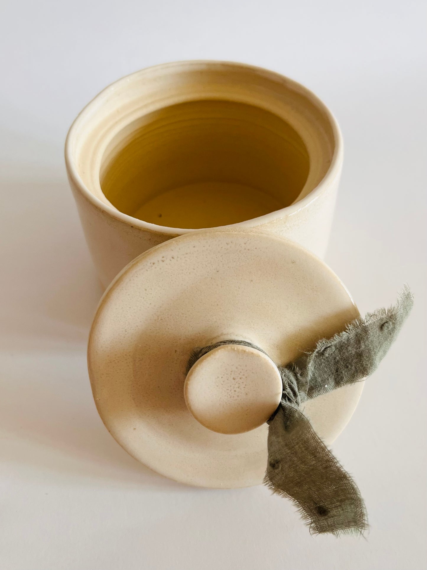 Pot en grès blanc émail crème et lien vert sauge