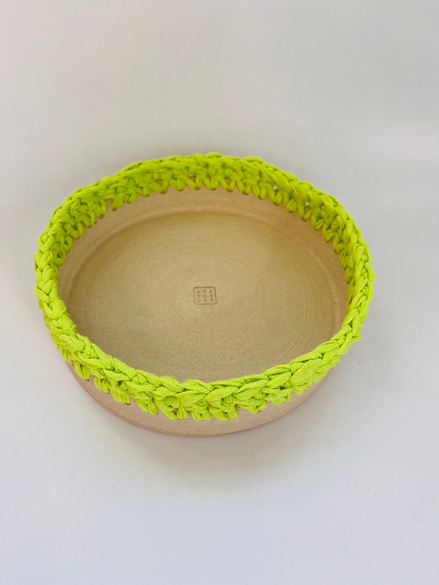 Plat en grès crème avec bordure crochetée jaune fluo ø20cm