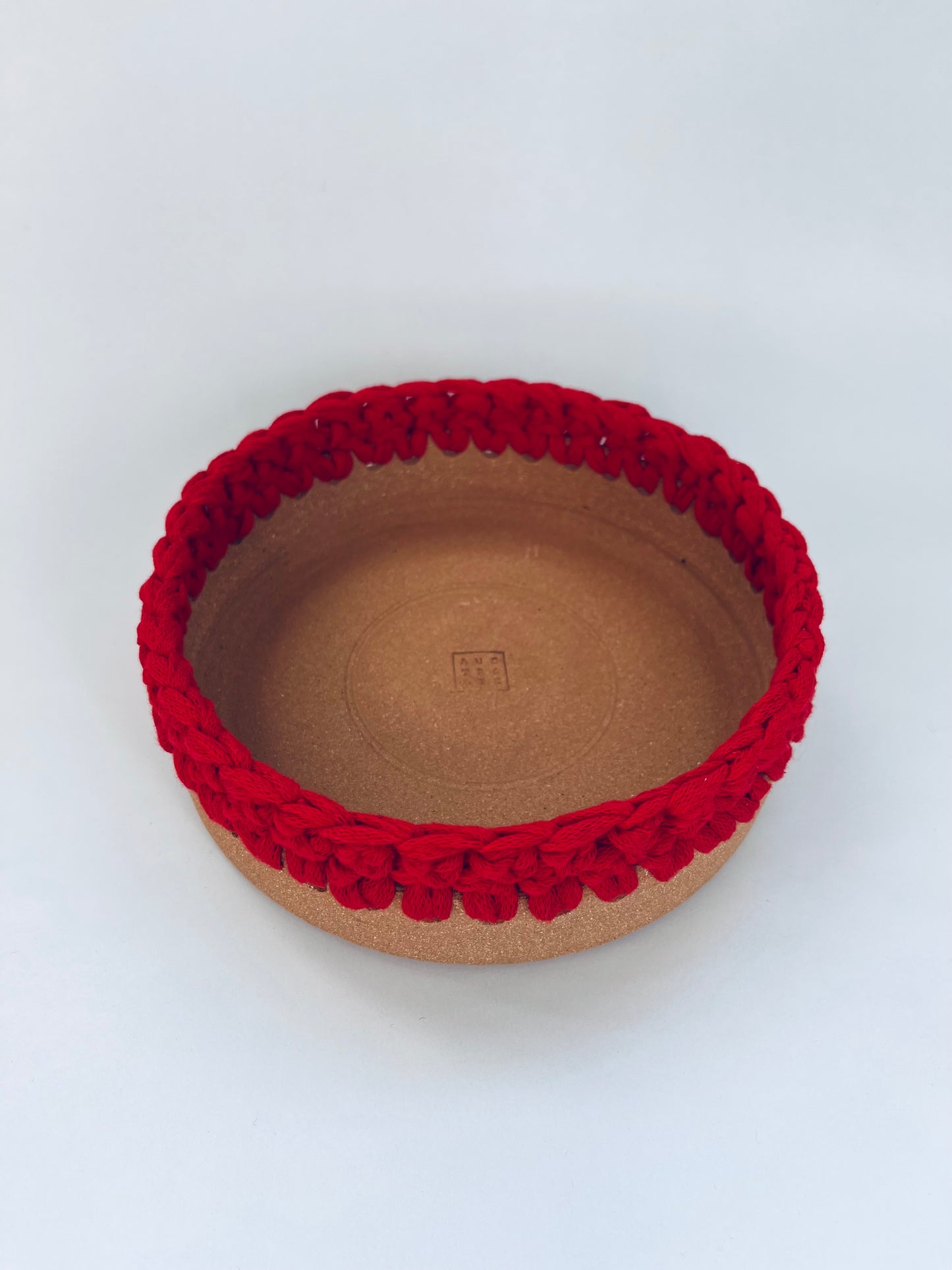 Plat en grès roux avec bordure crochetée rouge ø18cm