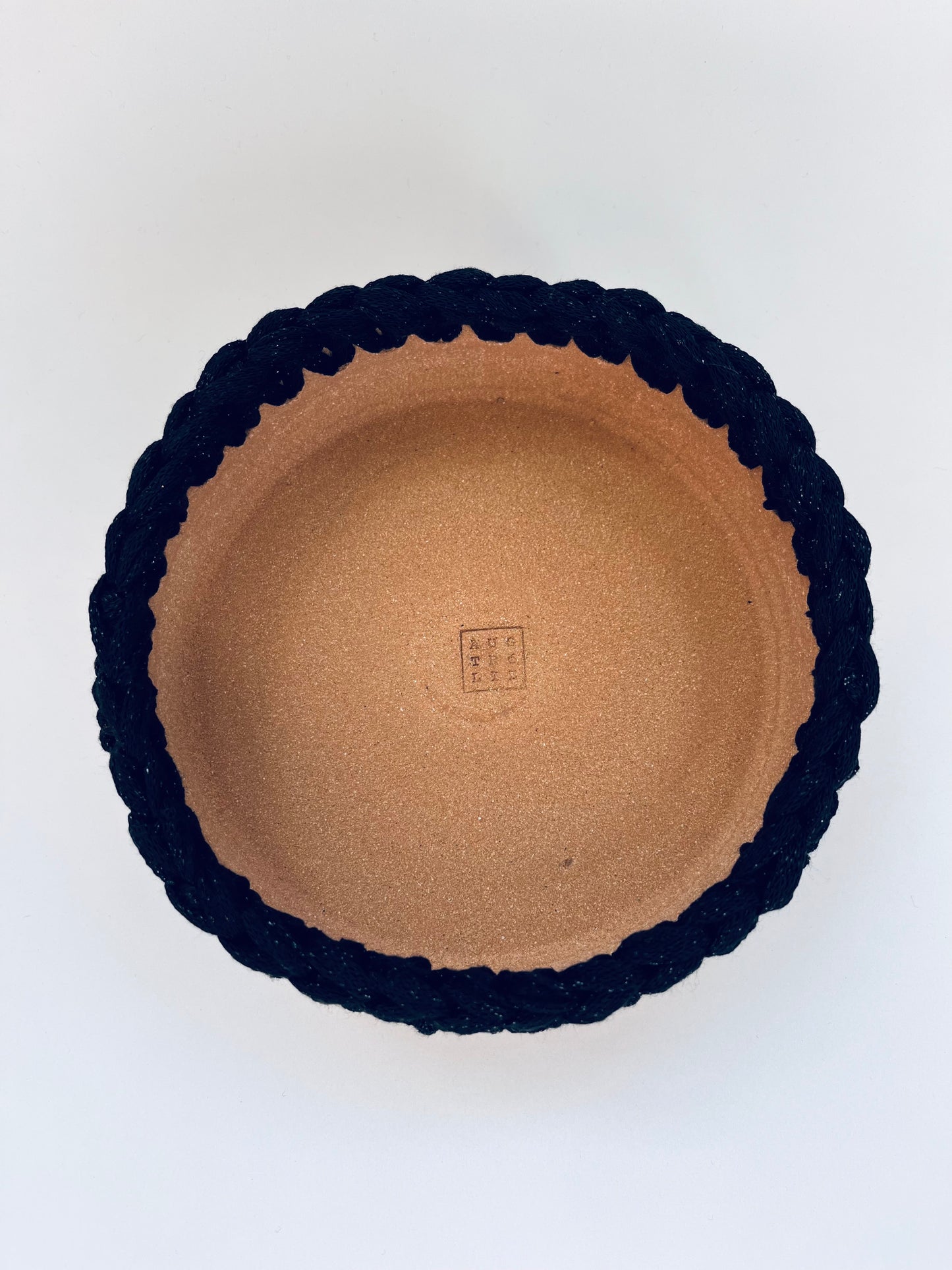 Plat en grès roux avec bordure crochetée noire/lurex noir ø16,5cm