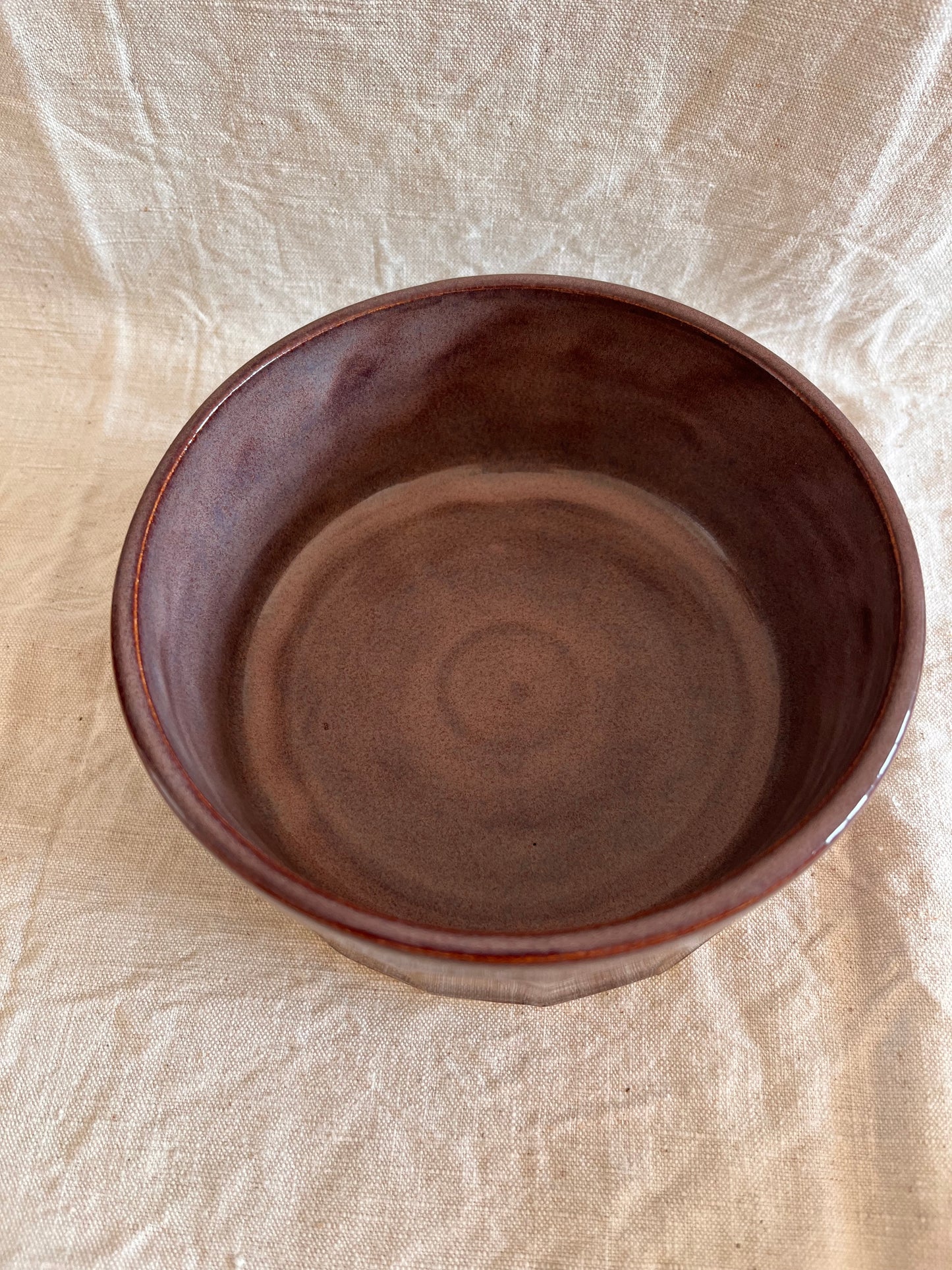 Saladier en grès blanc émail prune