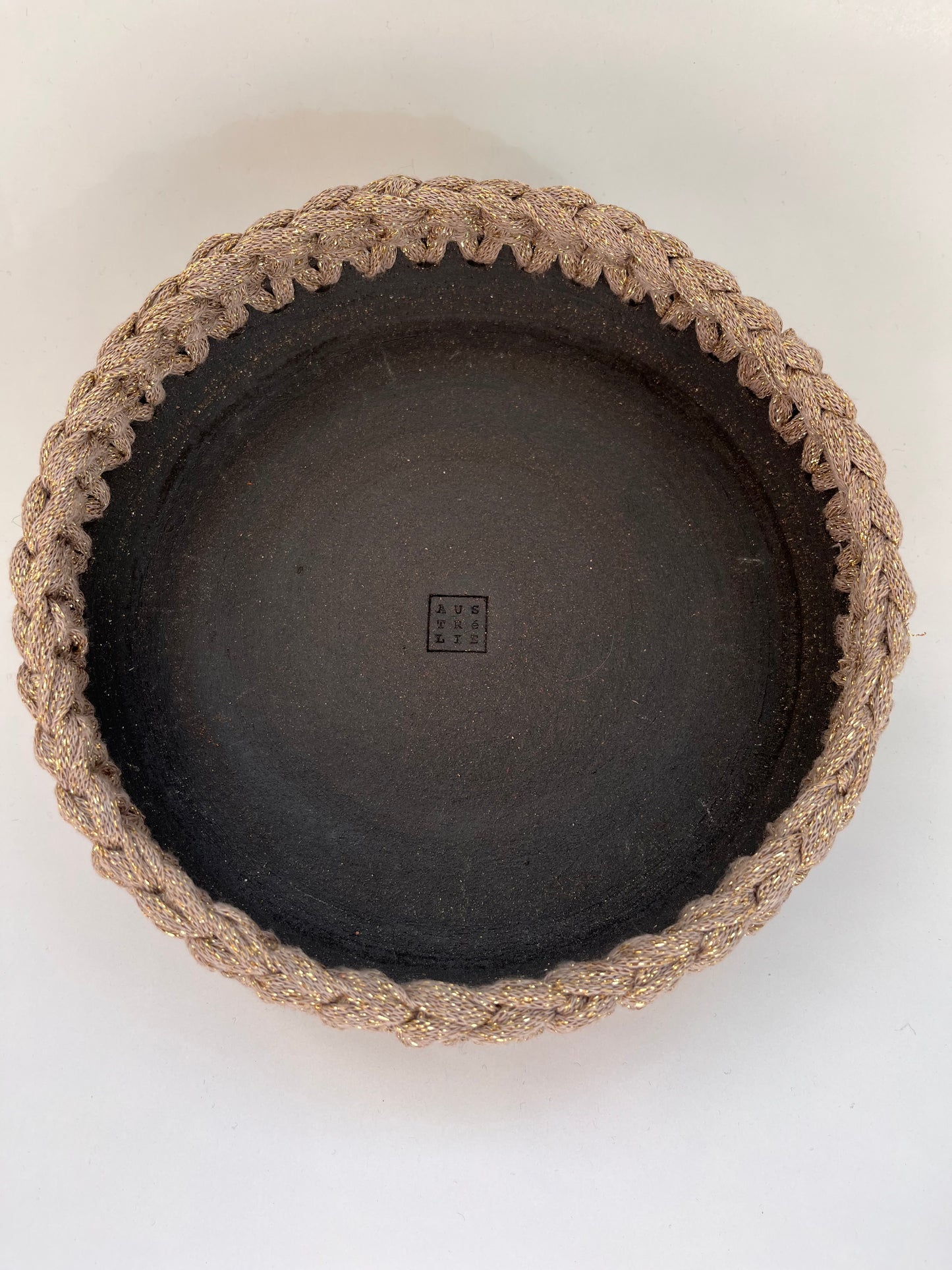 Plat en grès noir avec bordure crochetée camel/fil lurex or ø20,5cm
