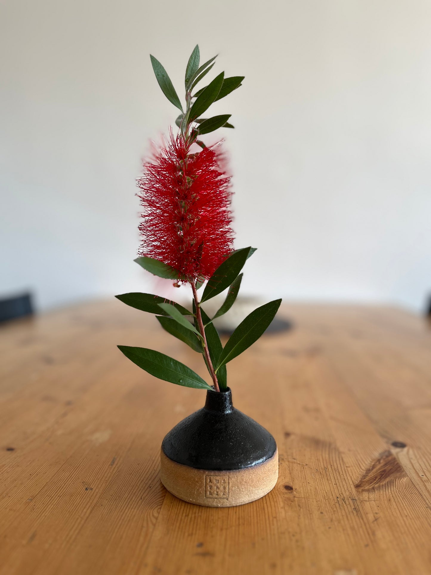 Mini vase en grès roux et émail noir