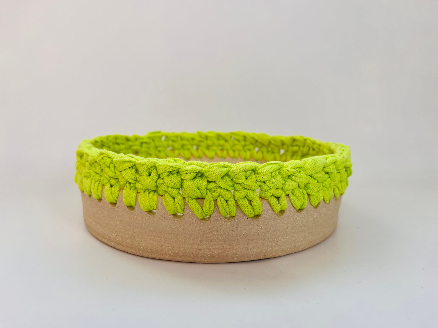 Plat en grès crème avec bordure crochetée jaune fluo ø20cm