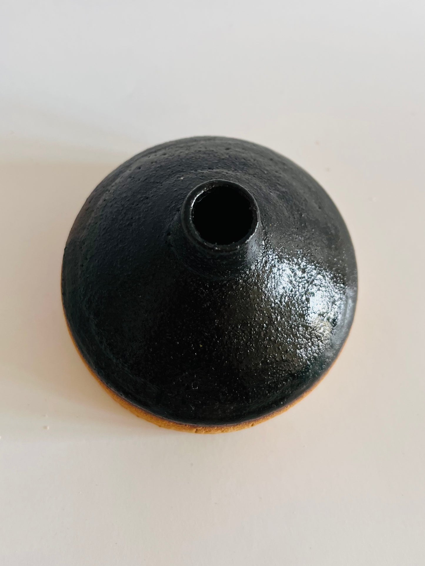 Mini vase en grès roux et émail noir