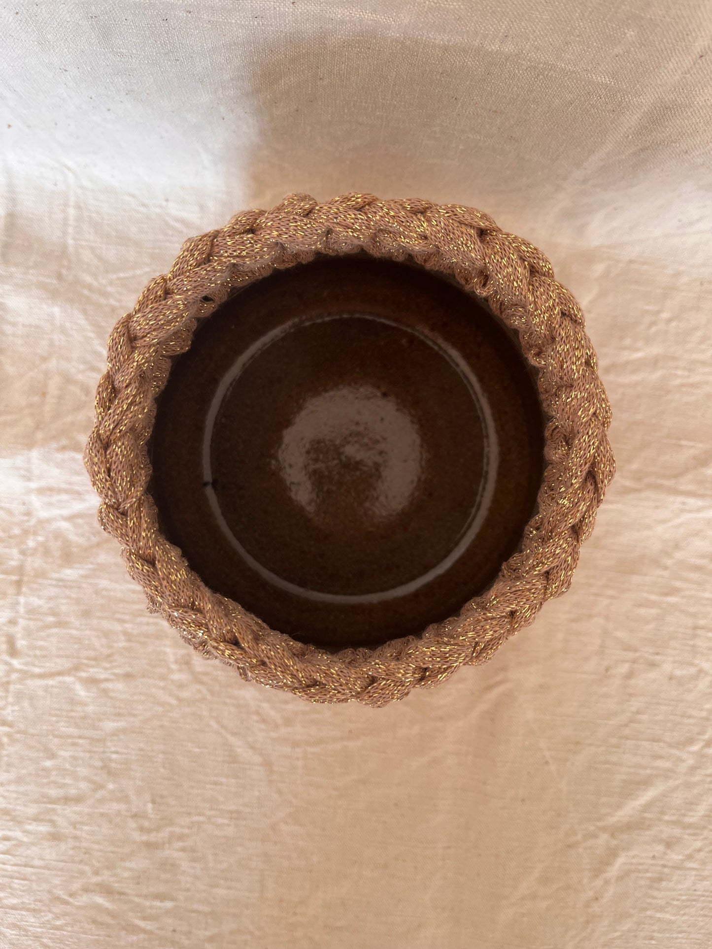 Pot en grès émail kaki avec bordure crochetée camel/fil lurex or ø14cm