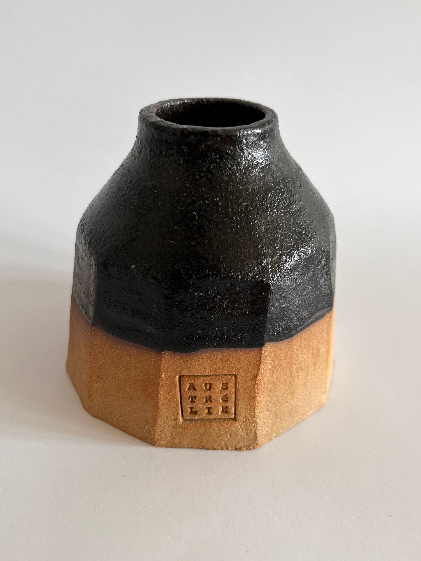 Mini vase en grès roux et émail noir