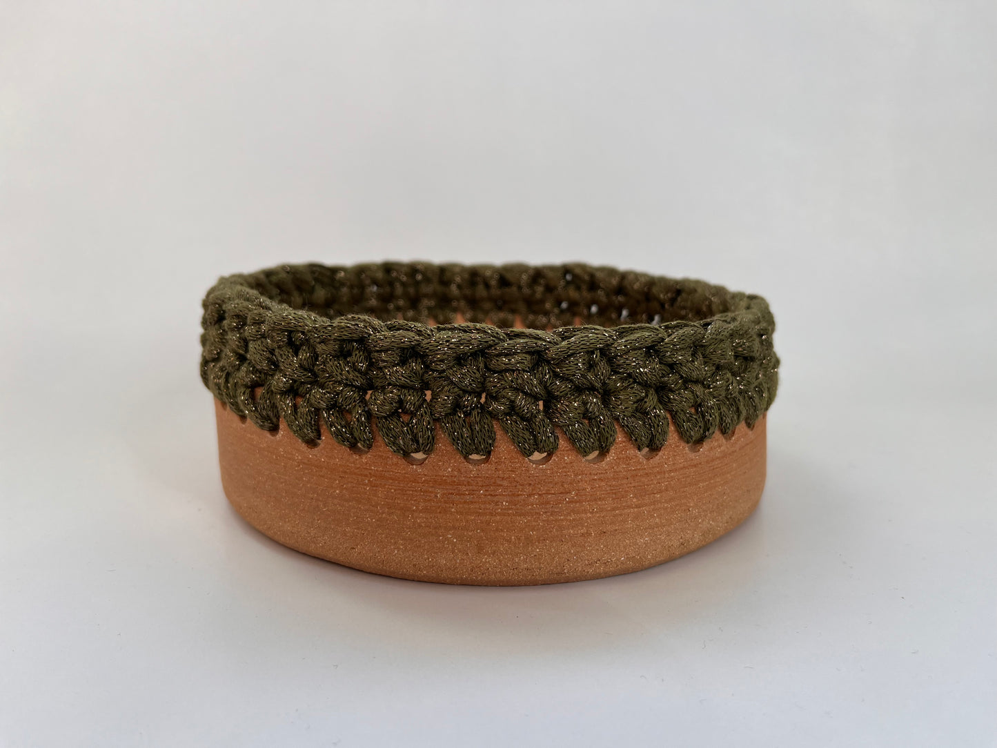 Plat en grès roux avec bordure crochetée kaki/fil lurex or ø18cm