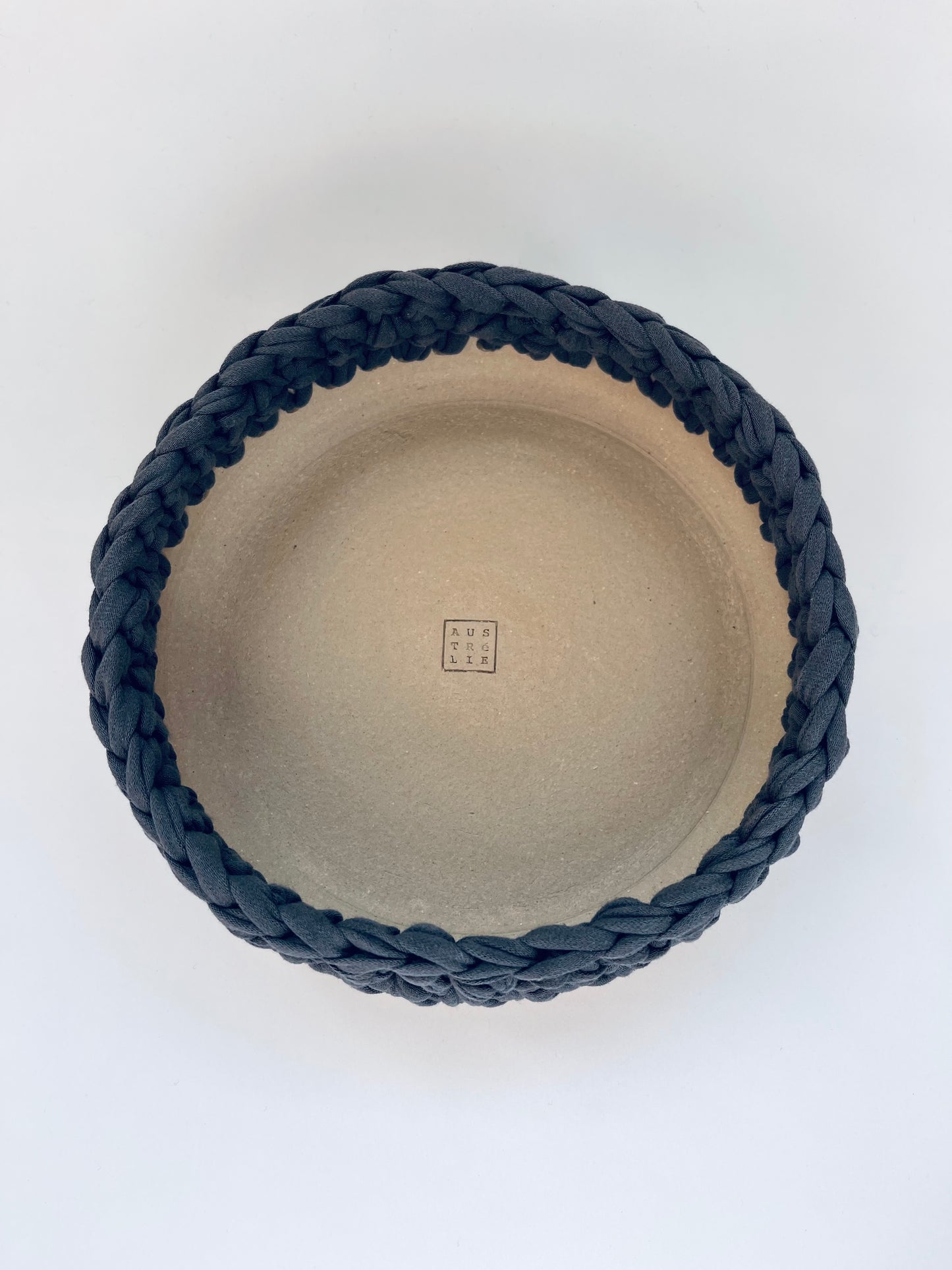 Plat en grès blanc avec bordure crochetée gris orage ø18,5cm