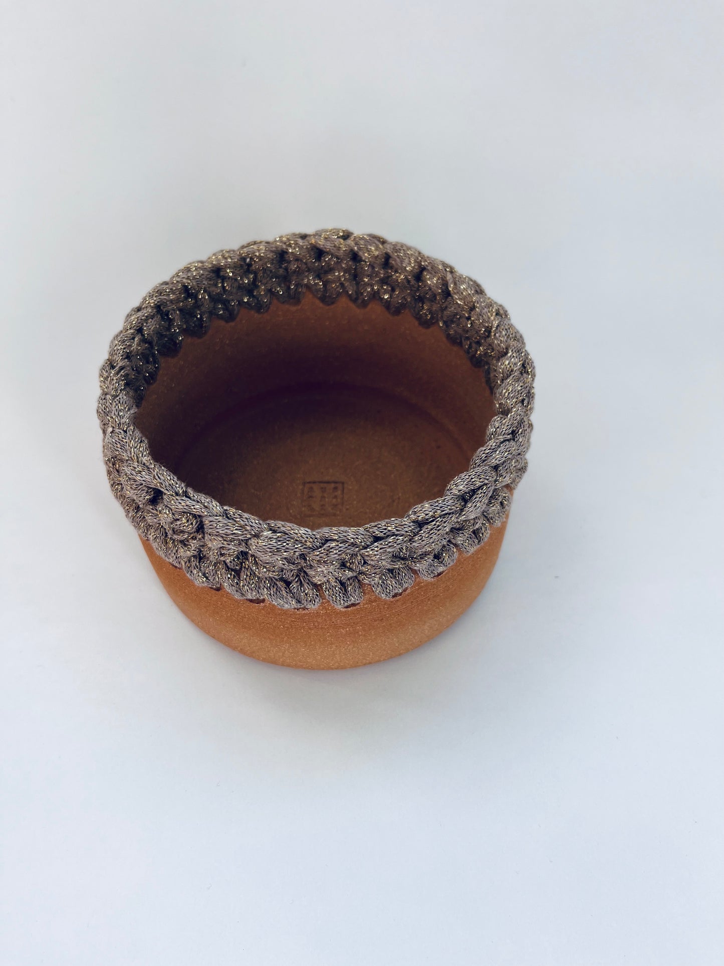 Plat en grès roux avec bordure crochetée camel/fil lurex or ø14cm