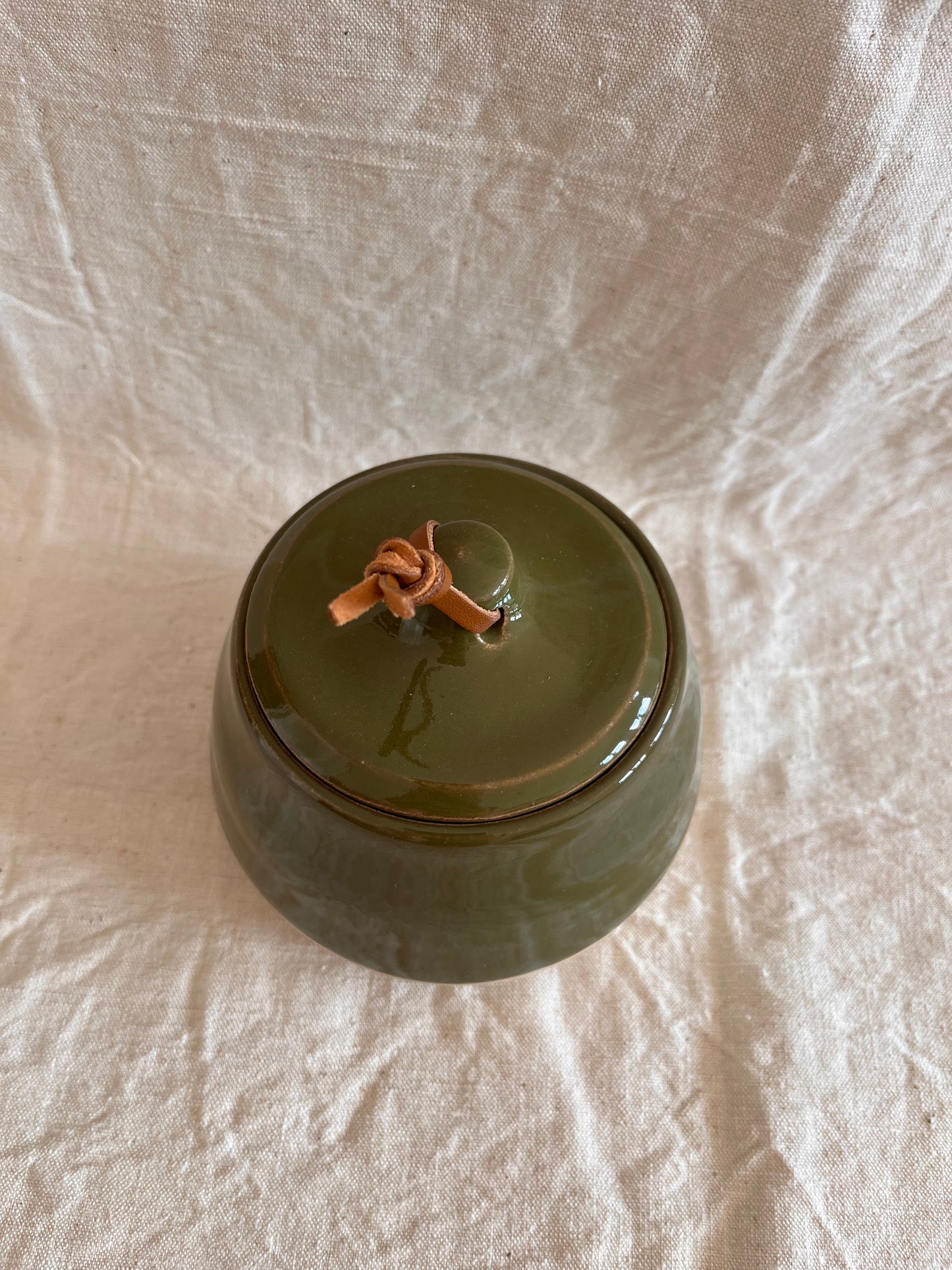 Pot en grès blanc émail vert kaki et lien en cuir