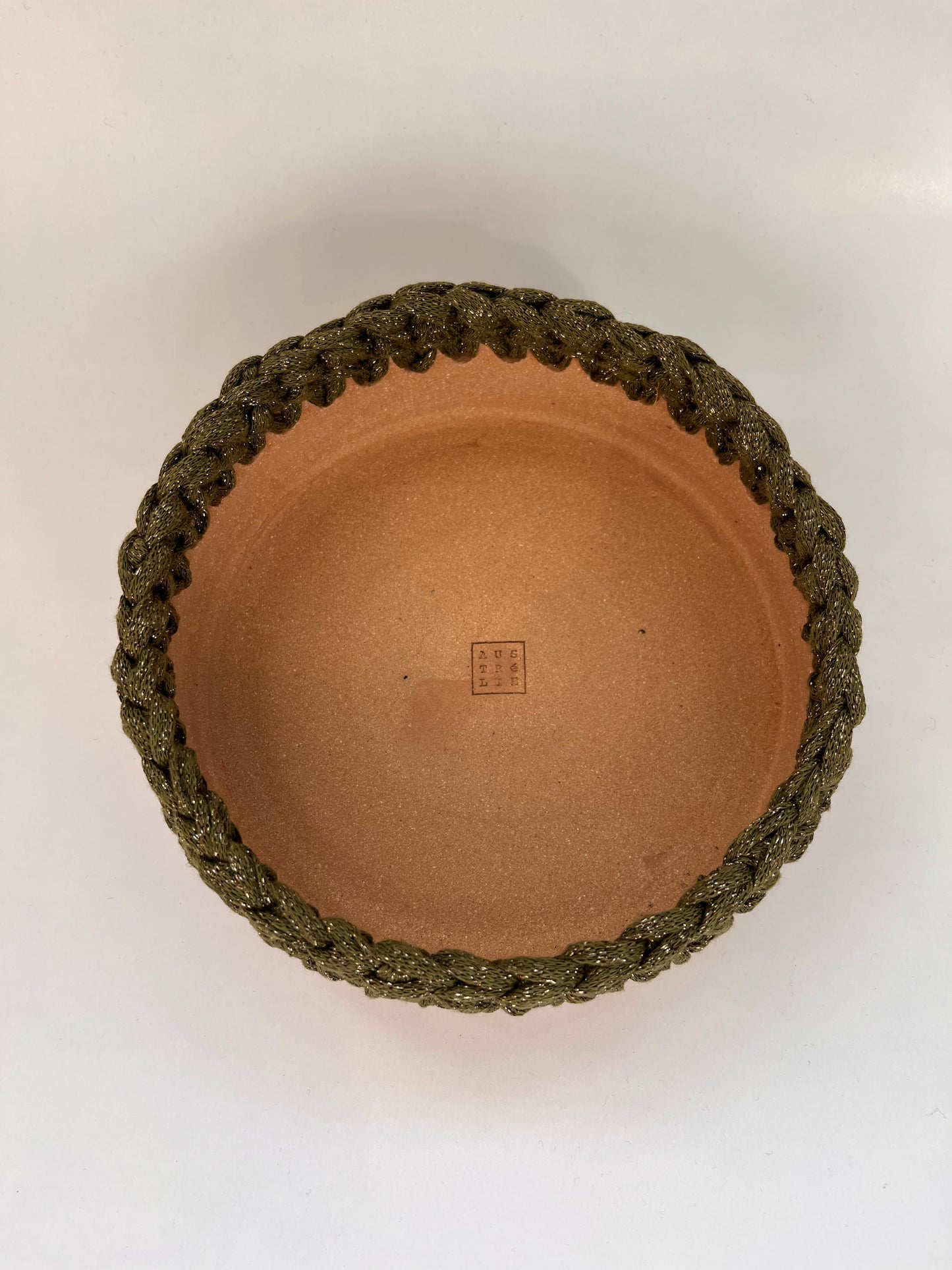 Plat en grès roux avec bordure crochetée kaki/fil lurex or ø18cm