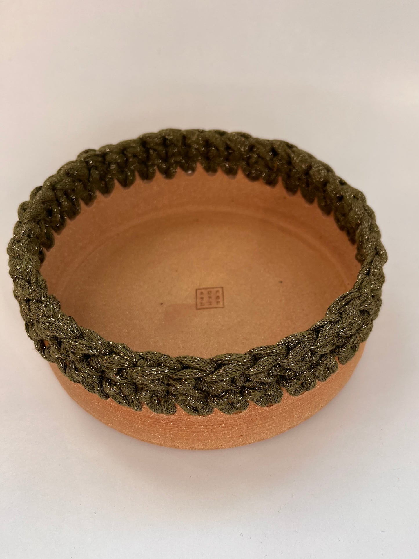 Plat en grès roux avec bordure crochetée kaki/fil lurex or ø18cm