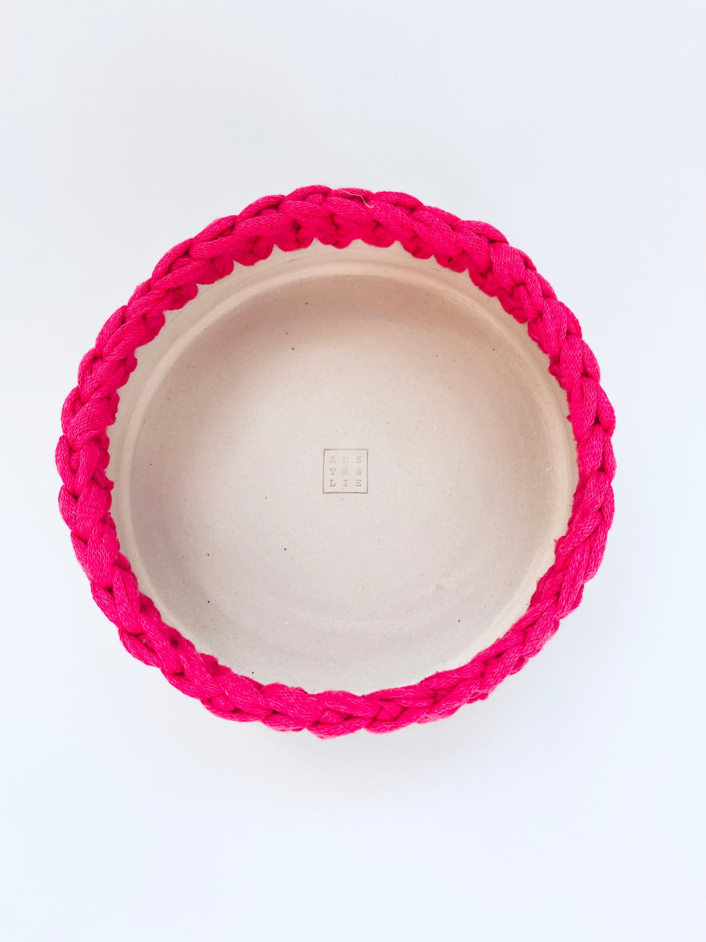 Plat en grès blanc avec bordure crochetée rose fuchsia ø16cm