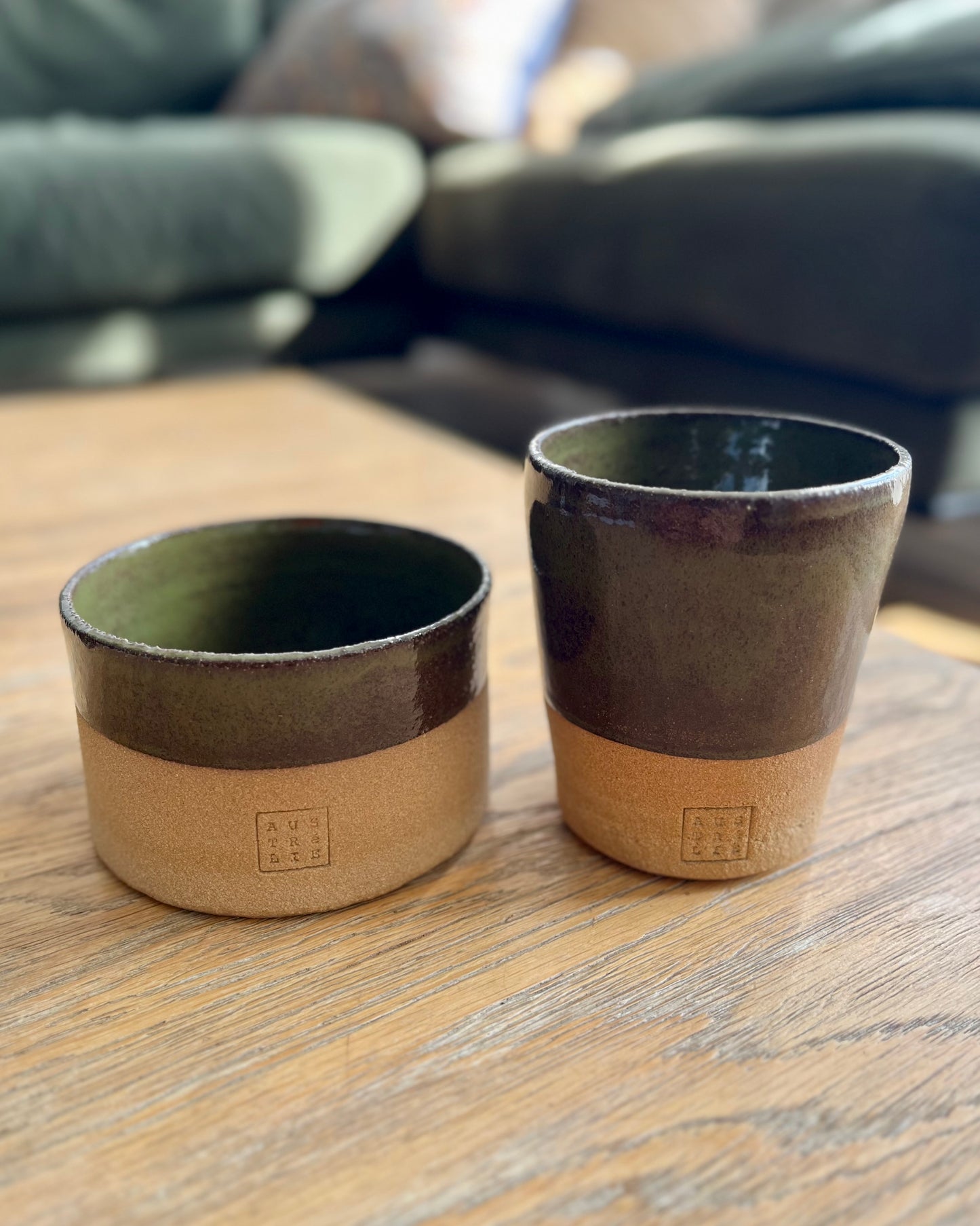 Mug en grès roux et émail kaki