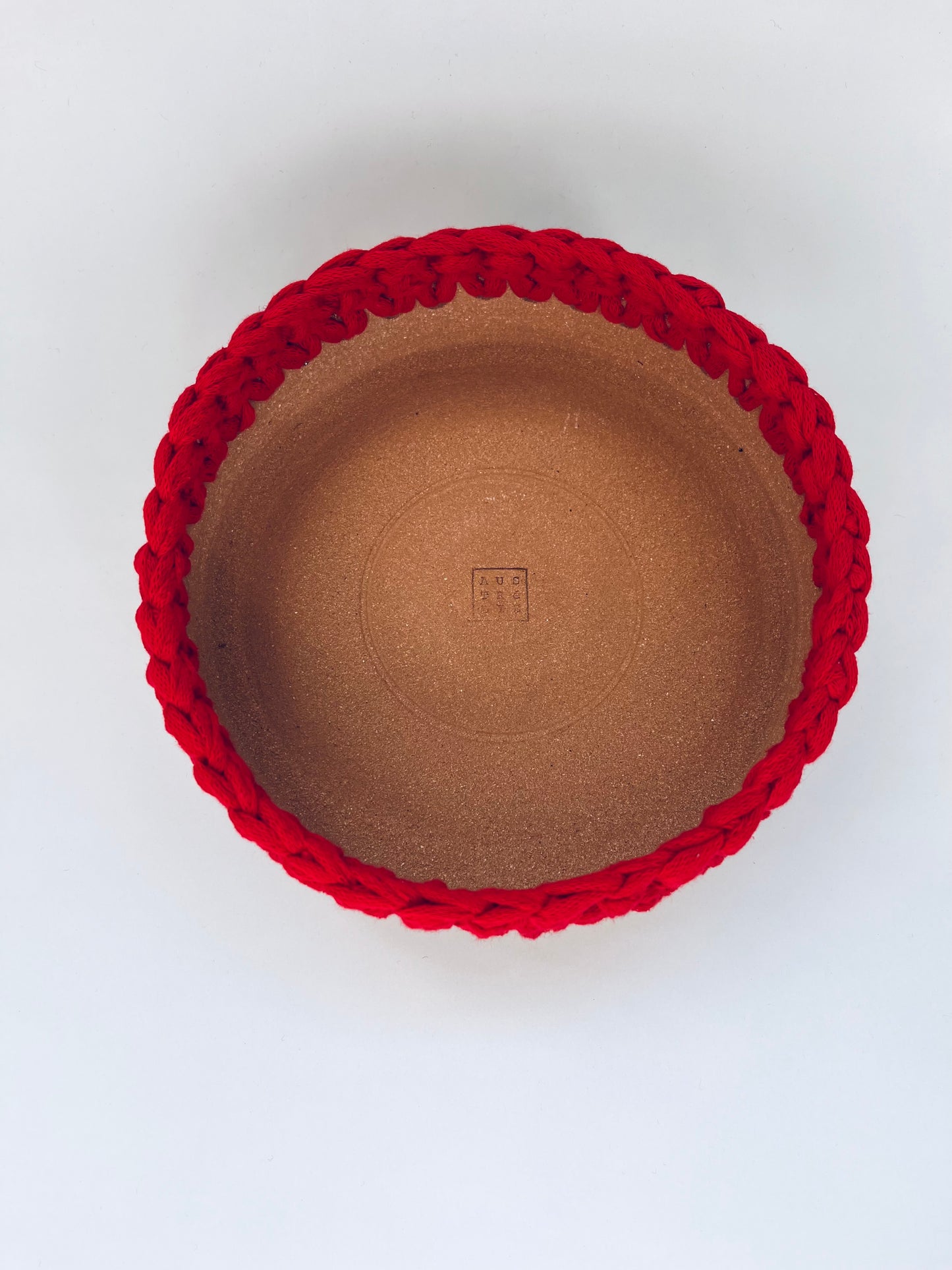 Plat en grès roux avec bordure crochetée rouge ø18cm