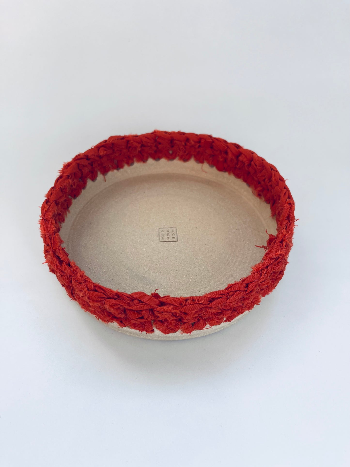 Plat en grès blanc avec bordure crochetée tissu orange terre cuite ø18cm