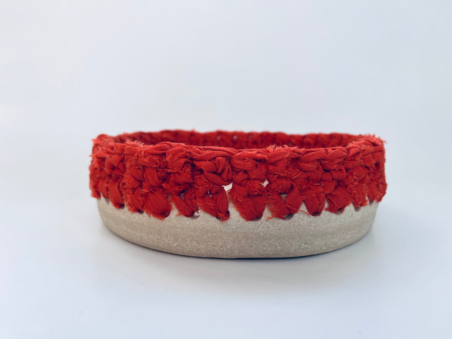Plat en grès blanc avec bordure crochetée tissu orange terre cuite ø18cm