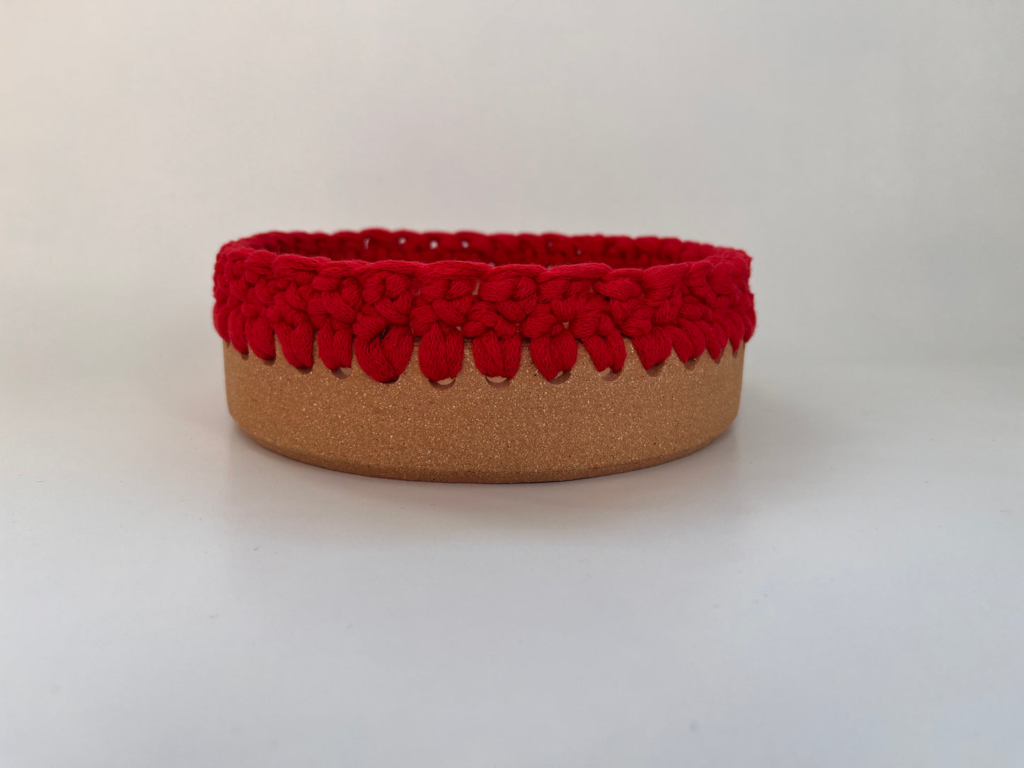 Plat en grès roux avec bordure crochetée rouge ø18cm