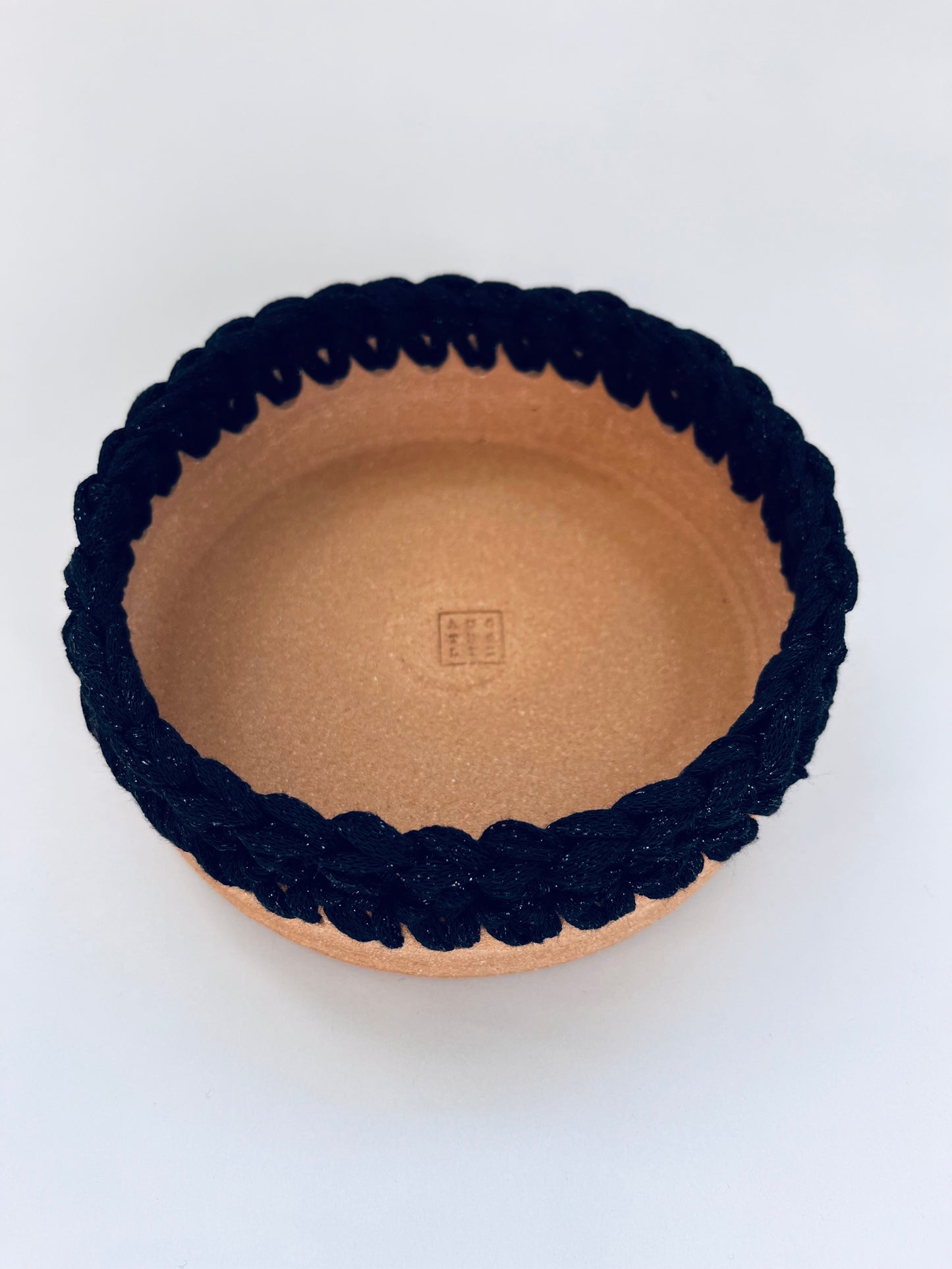 Plat en grès roux avec bordure crochetée noire/lurex noir ø16,5cm