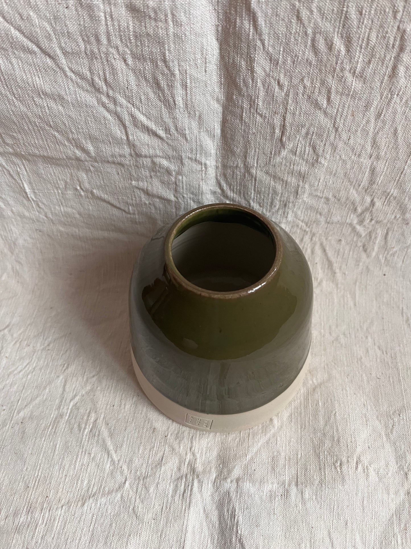 Vase en grès blanc et émail kaki