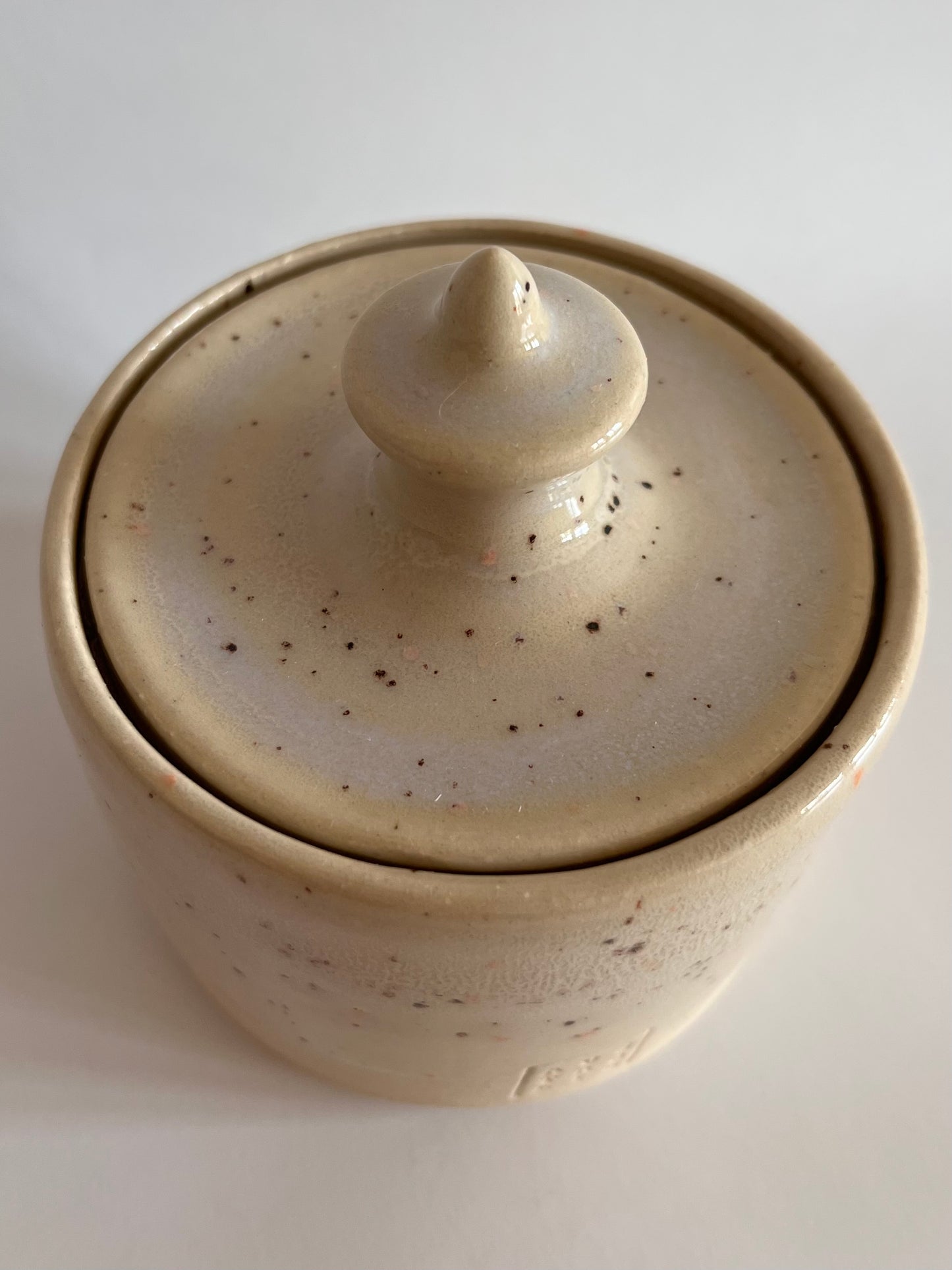 Pot en grès blanc émail moucheté