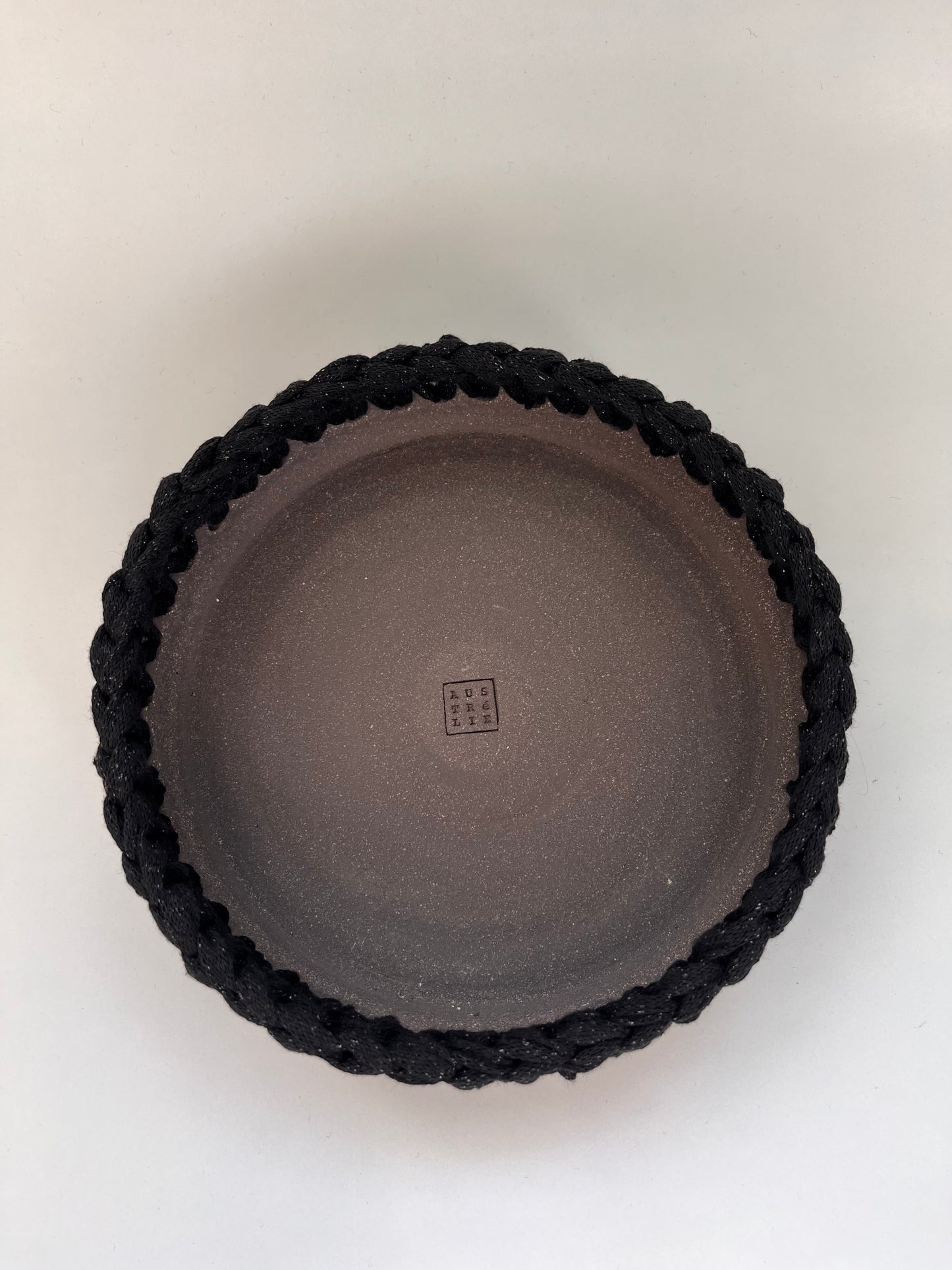 Plat en grès noir avec bordure crochetée noire lurex noir ø18,5cm