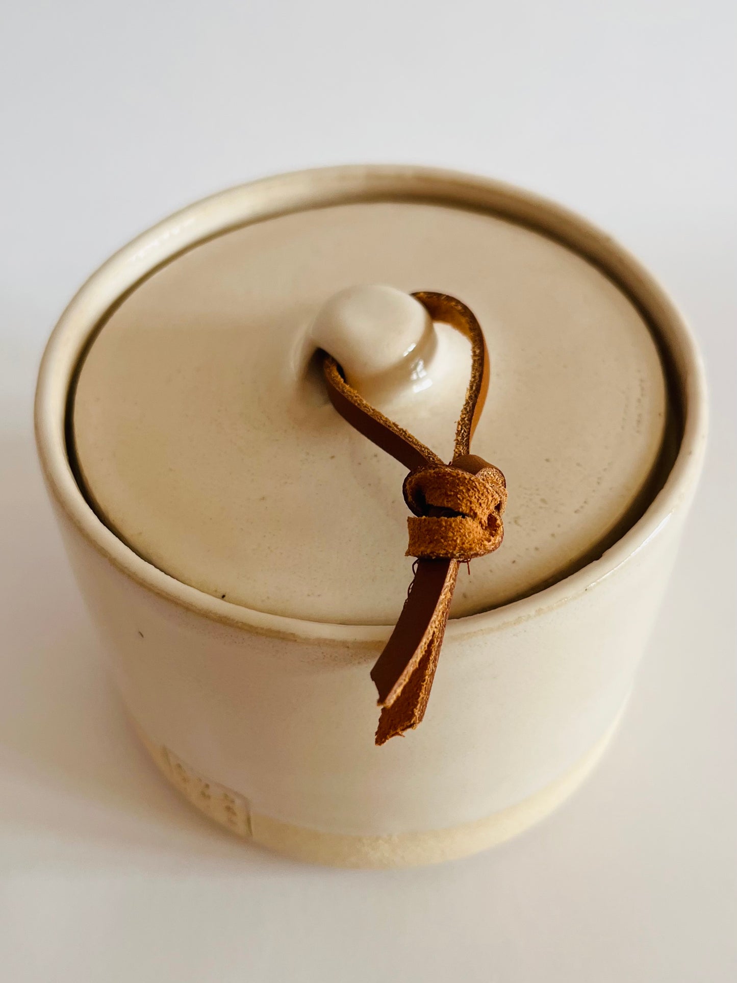Pot en grès blanc émail crème et lien en cuir