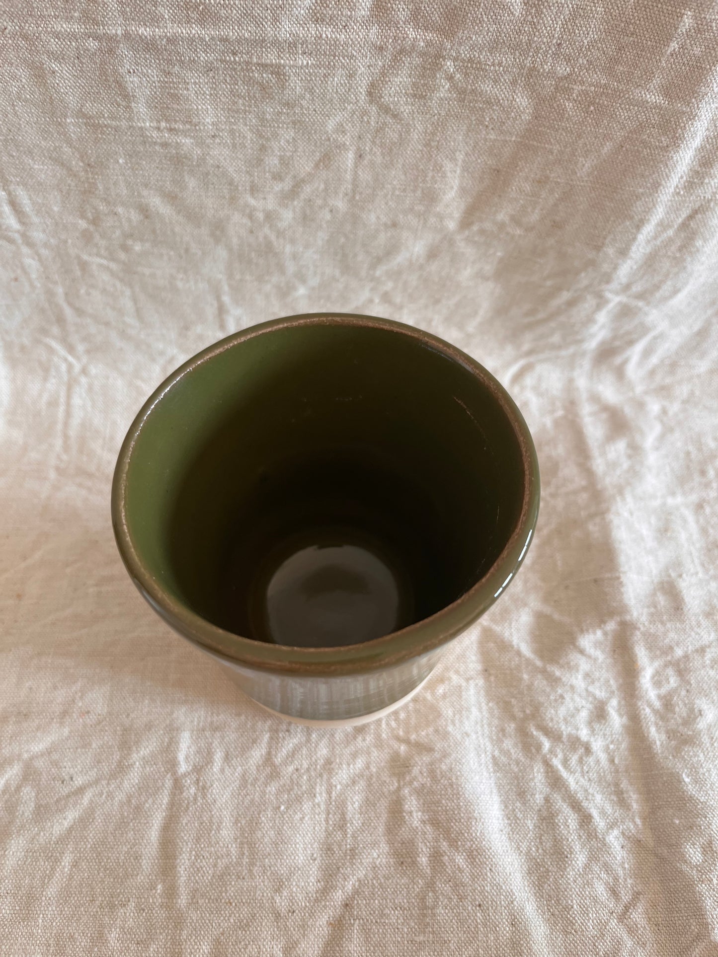 Mug en grès blanc et émail kaki