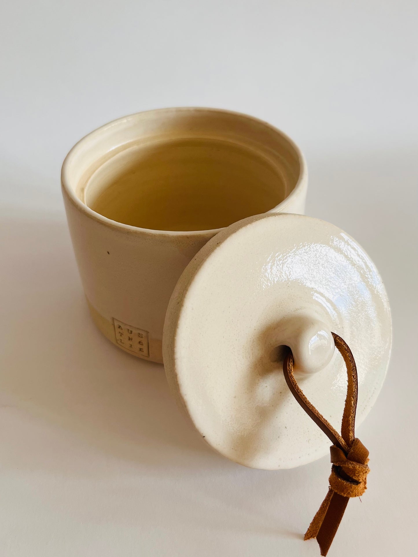 Pot en grès blanc émail crème et lien en cuir