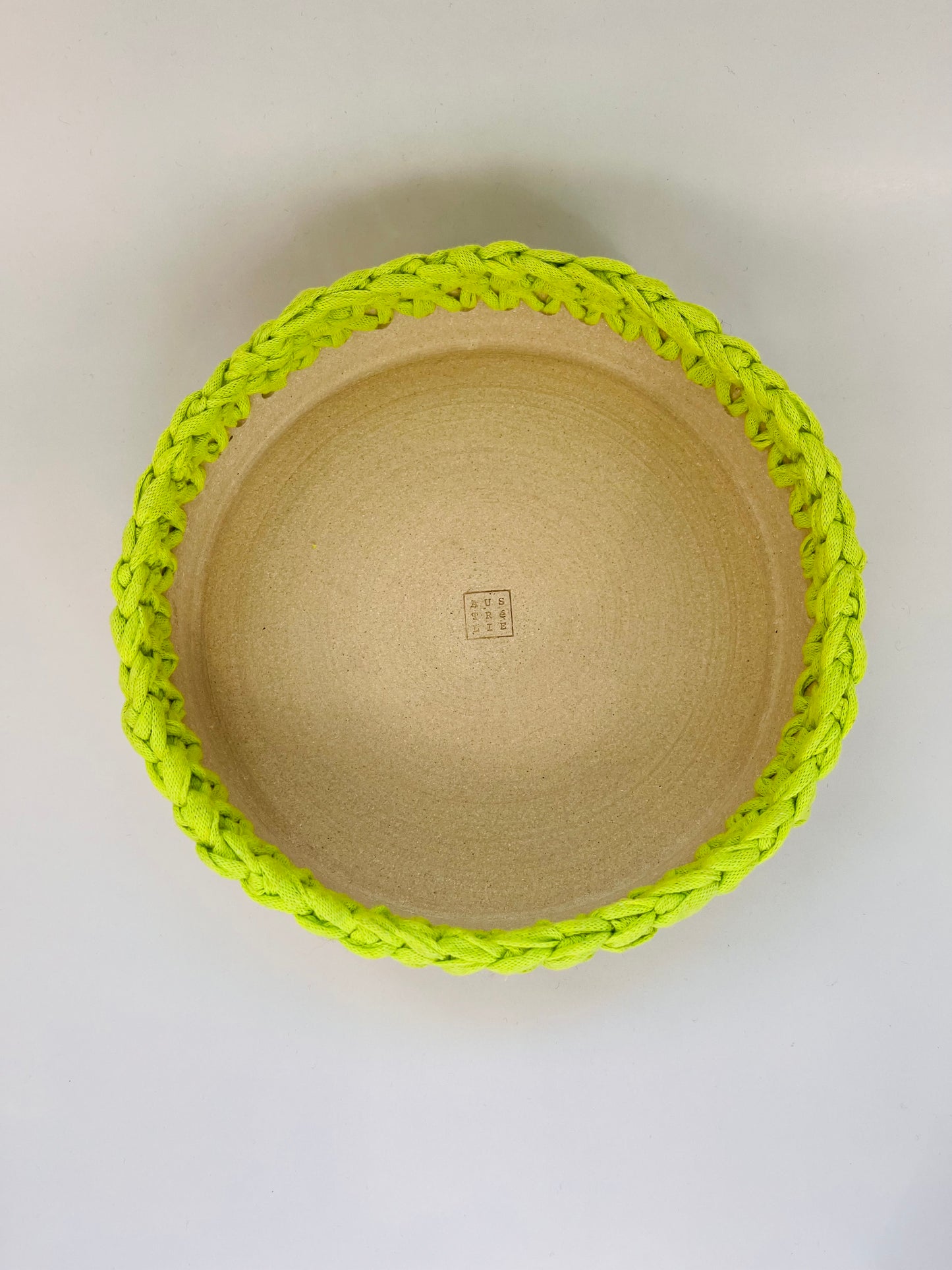 Plat en grès crème avec bordure crochetée jaune fluo ø20cm