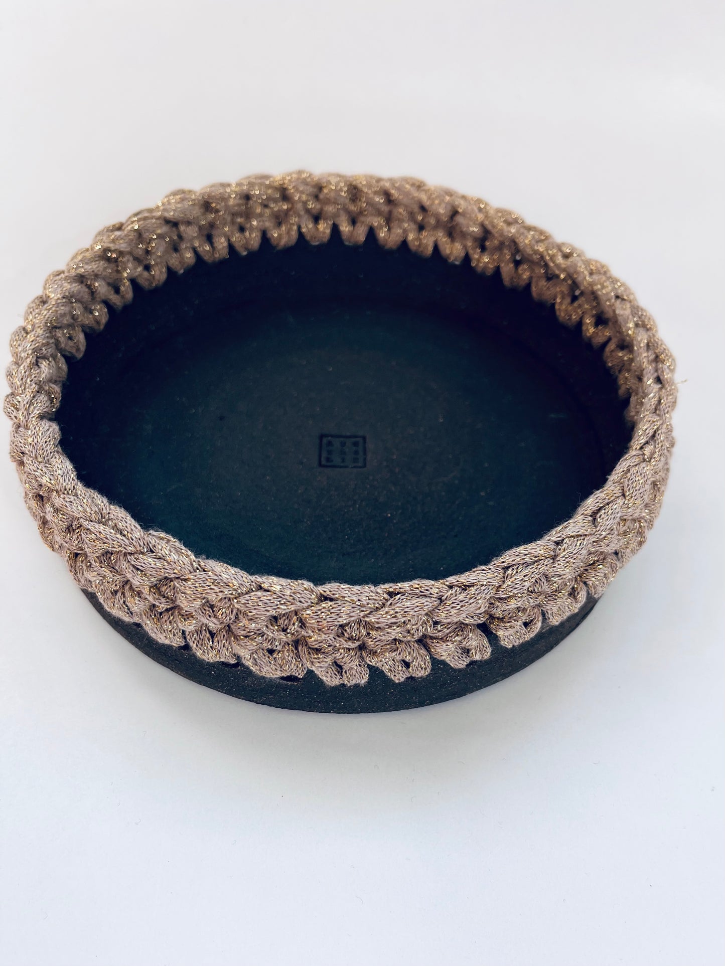 Plat en grès noir avec bordure crochetée camel/fil lurex or ø20,5cm