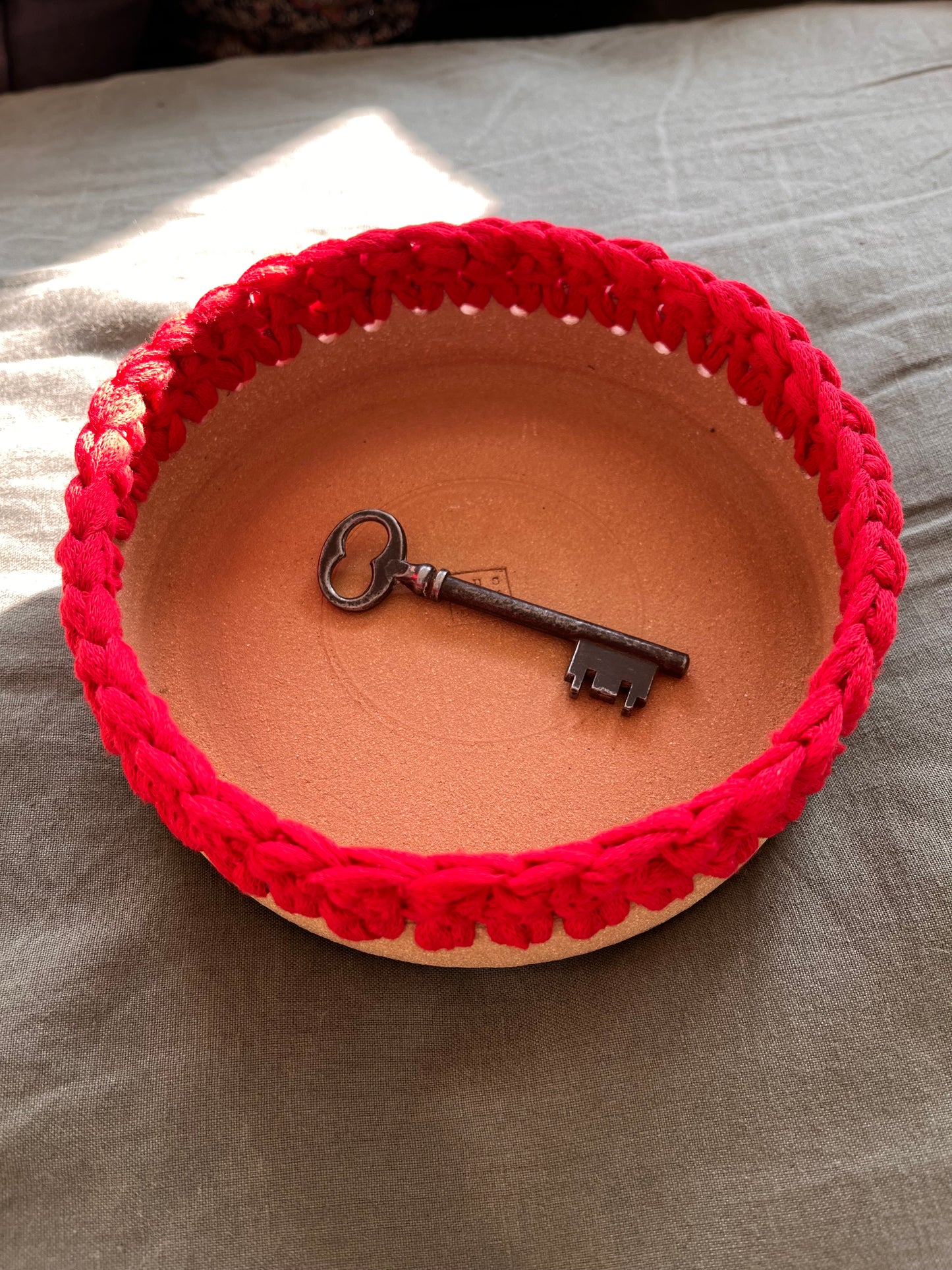 Plat en grès roux avec bordure crochetée rouge ø18cm