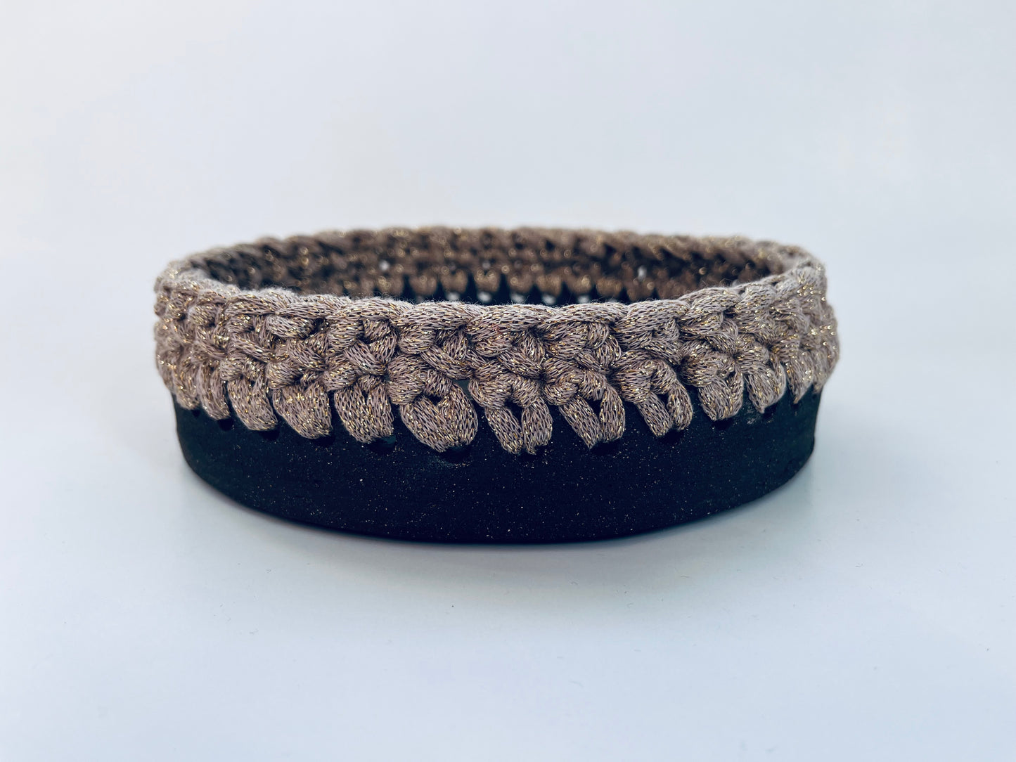 Plat en grès noir avec bordure crochetée camel/fil lurex or ø20,5cm
