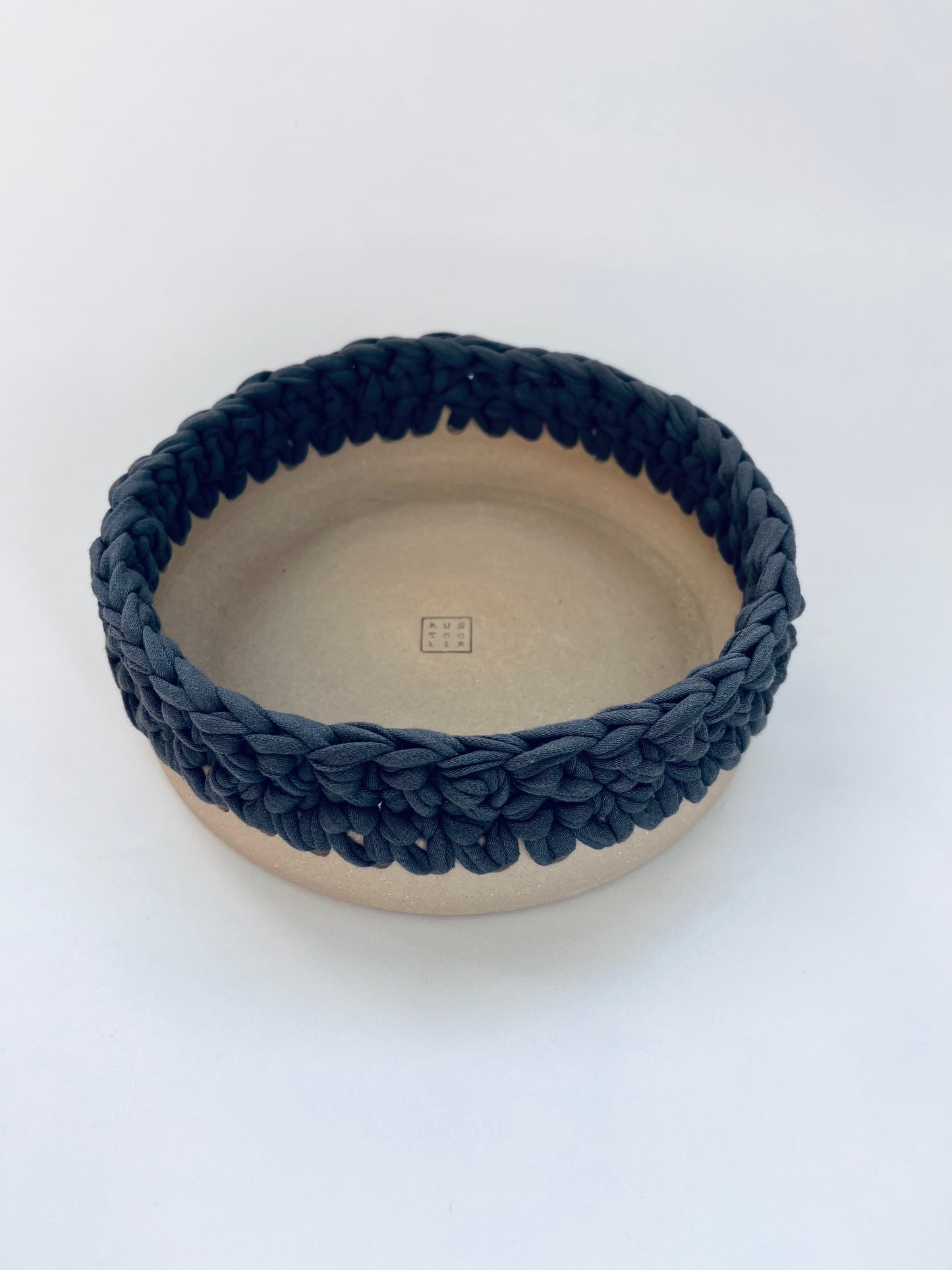 Plat en grès blanc avec bordure crochetée gris orage ø18,5cm