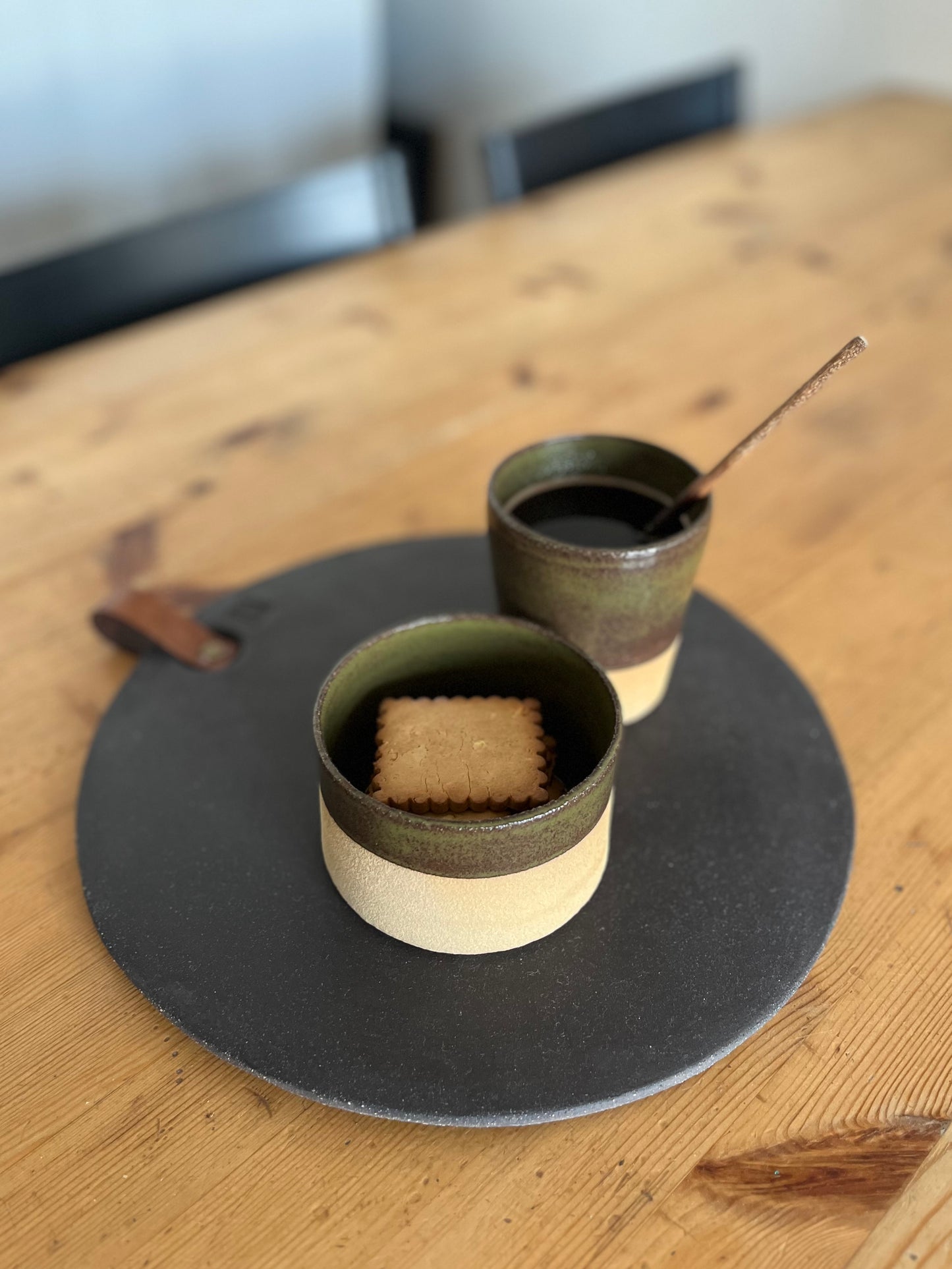 Mug en grès roux et émail kaki